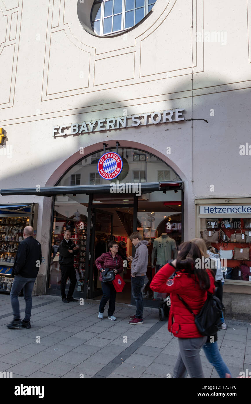 MARIENPLATZ, MUENCHEN, Aprile 6, 2019: trourist camminare dentro e fuori del FC Bayern store Foto Stock