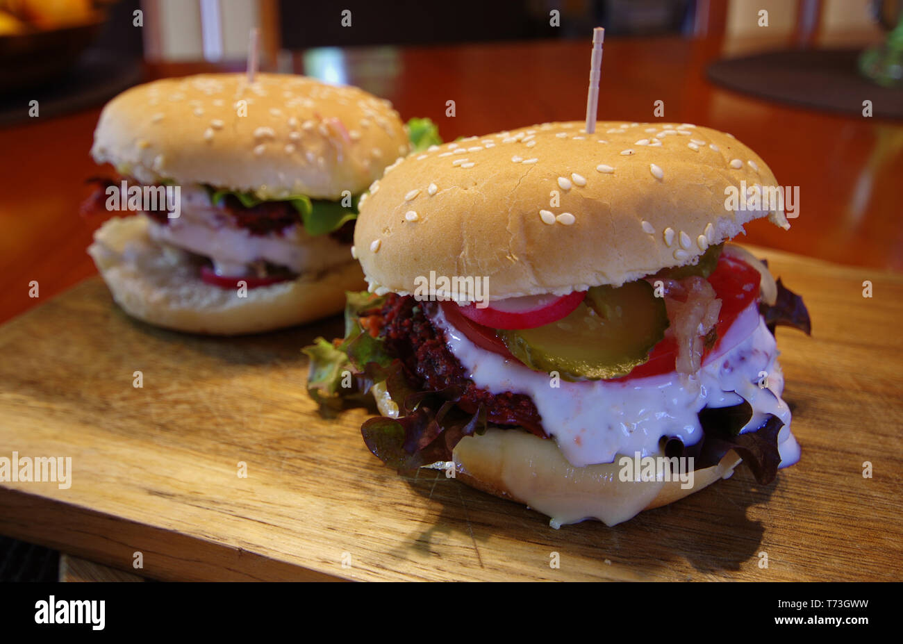 Hamburger Vegetariano con barbabietola, cetriolo, Rafano, pomodoro e cipolla. Fresca e sana alimentazione. Foto Stock
