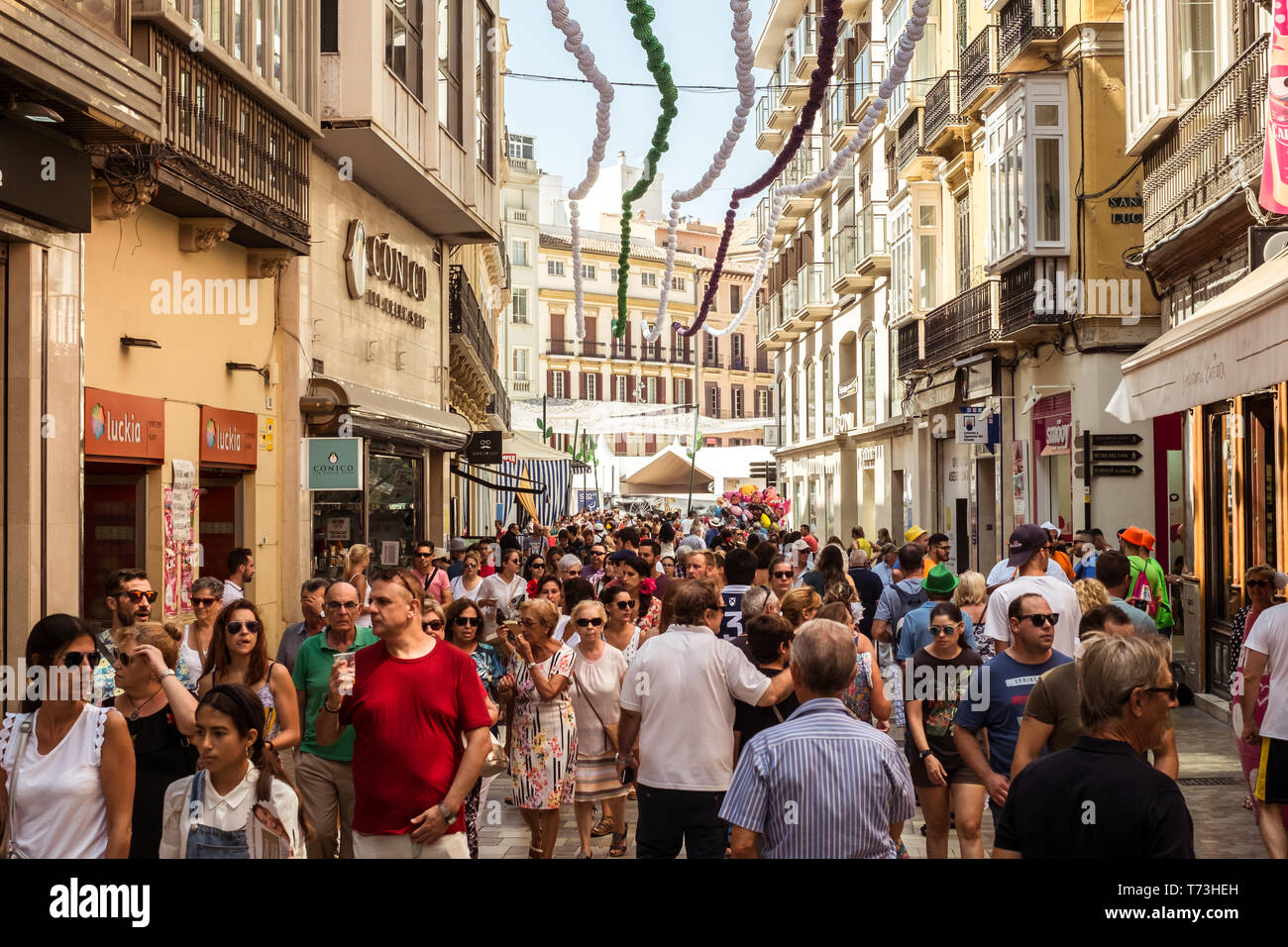 Malaga, Spagna - 12 agosto 2018. La gente che camminava sulla vecchia strada intorno al centro storico a Feria de Malaga, un evento annuale che si svolge Foto Stock