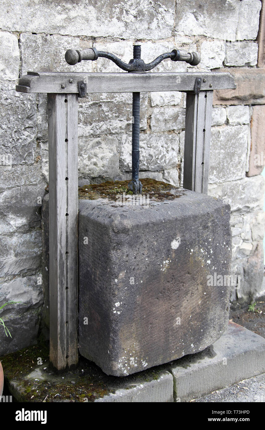 Storico formaggio di pietra premere a Grangemill nel Derbyshire Foto Stock