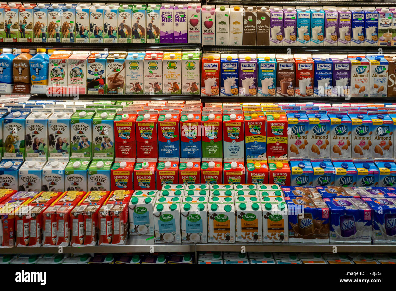 Una vasta e variegata scelta di latte in un supermercato raffreddatore in New York giovedì 2 maggio 2019. (© Richard B. Levine) Foto Stock