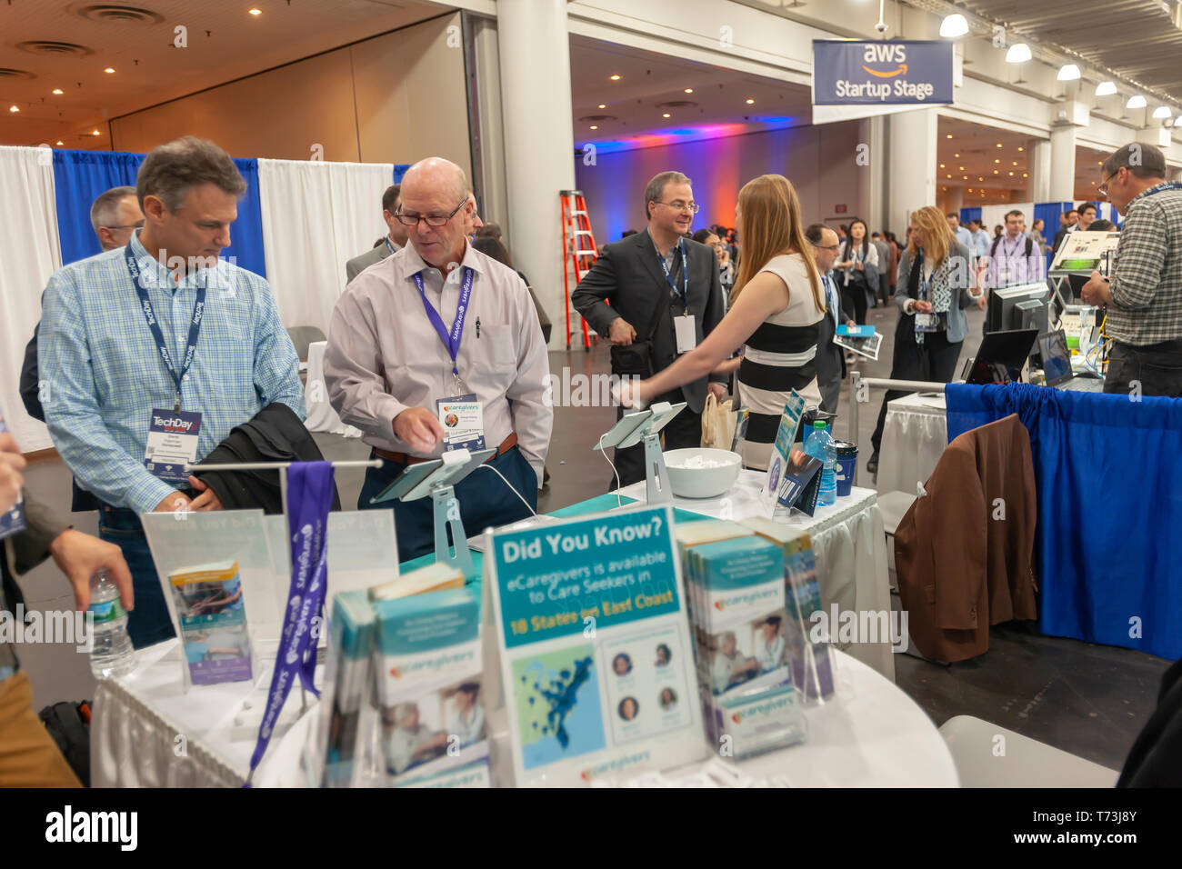 ECaregivers, un operatore sanitario affitto app, al TechDay New York Evento giovedì 2 maggio 2019. Migliaia parteciparono a cercare i lavori con la startup e alla rete con i loro coetanei, e forse per trovare la prossima grande l'avvio. Bollette TechDay stesso come negli Stati Uniti il più grande evento di avvio con oltre 350 espositori e oltre 20.000 partecipanti. (Â© Richard B. Levine) Foto Stock