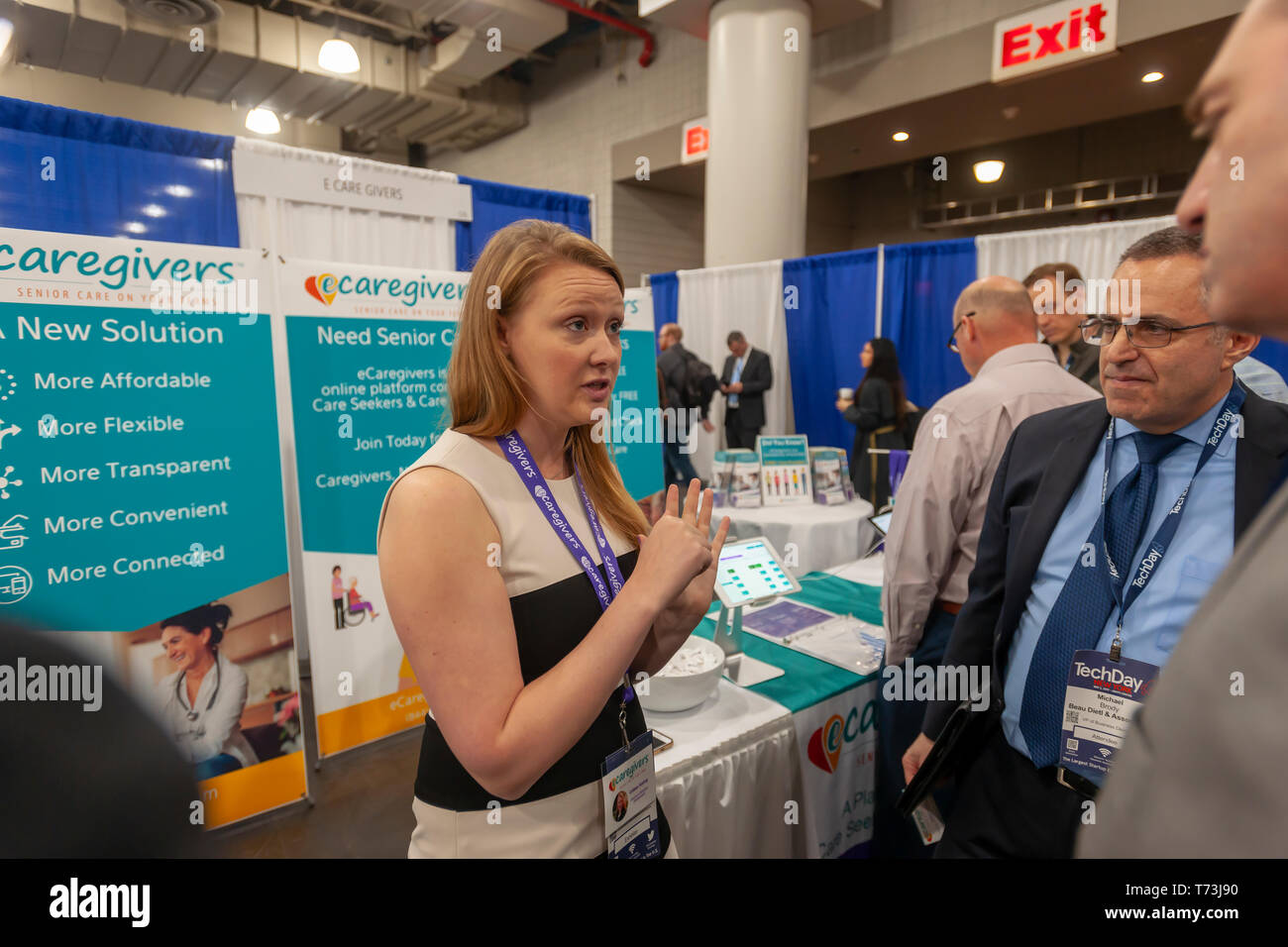 Un rappresentante di eCaregivers, un operatore sanitario affitto app, parla al TechDay New York Evento giovedì 2 maggio 2019. Migliaia parteciparono a cercare i lavori con la startup e alla rete con i loro coetanei, e forse per trovare la prossima grande l'avvio. Bollette TechDay stesso come negli Stati Uniti il più grande evento di avvio con oltre 350 espositori e oltre 20.000 partecipanti. (© Richard B. Levine) Foto Stock