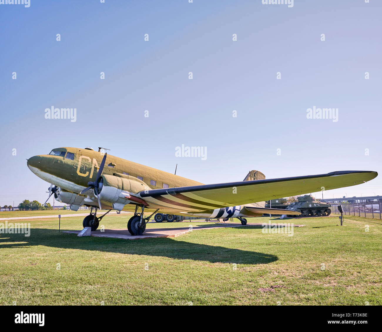 WWII US Army Air Corps Douglas C-47 Dakota, o lo Skytrain, piano di trasporto sul display statico in un museo a cielo aperto in Mobile in Alabama, Stati Uniti d'America. Foto Stock
