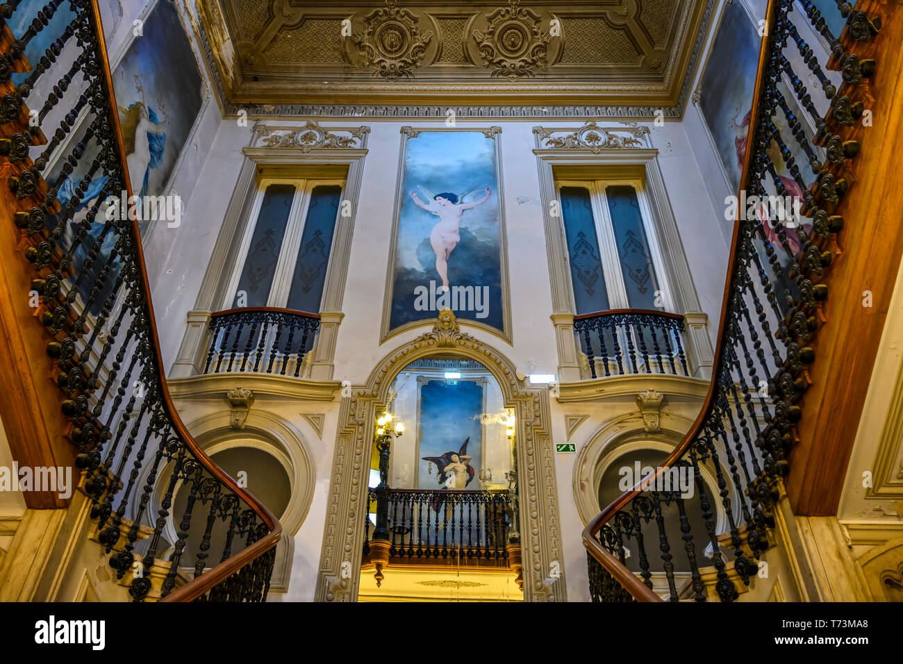 L'interno di un edificio con opere d'arte decorativa e ringhiere per scale; Lisbona, regione Lisboa, Portogallo Foto Stock