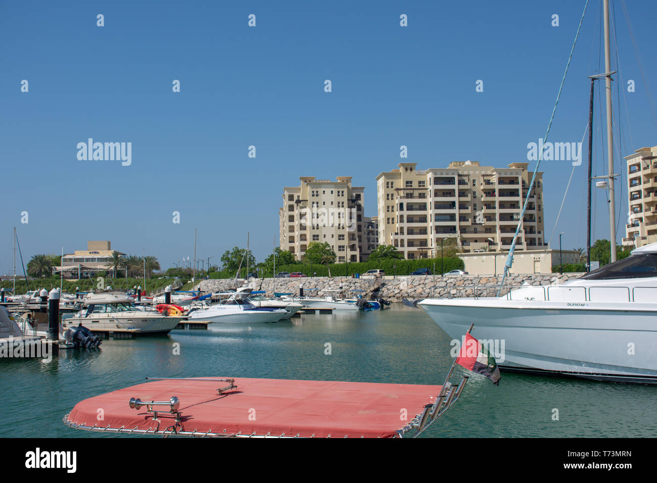 "RAK, RAK/Emirati Arabi Uniti - 5/3/2019: Al Hamra, Ras al Khaimah Emirati Arabi Uniti Marina con barche e appartamenti e blu acqua e cielo. ' Foto Stock