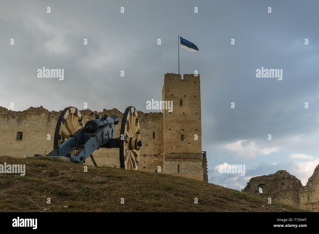 Il vecchio cannone contro il castello medievale di Rakvere, Estonia Foto Stock