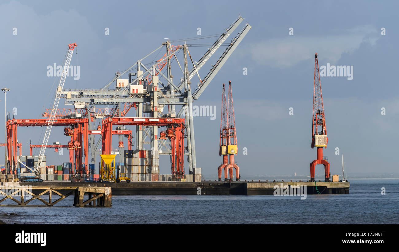 Porto commerciale con gru lungo il fiume Tago; Lisbona, Distretto di Setubal, Portogallo Foto Stock