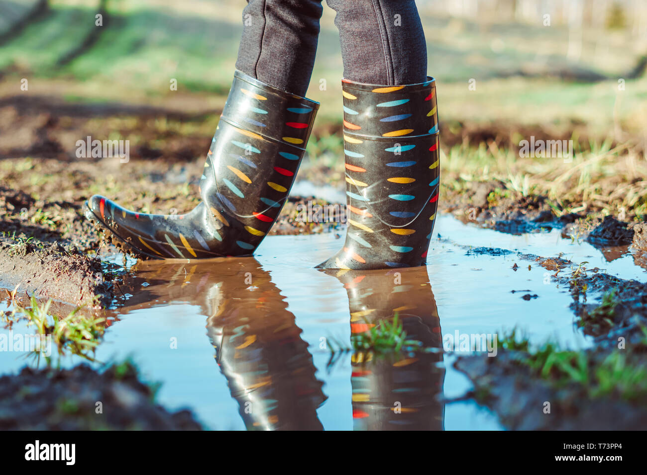 Marrone sporco stivali sul fango quando piove Foto stock - Alamy