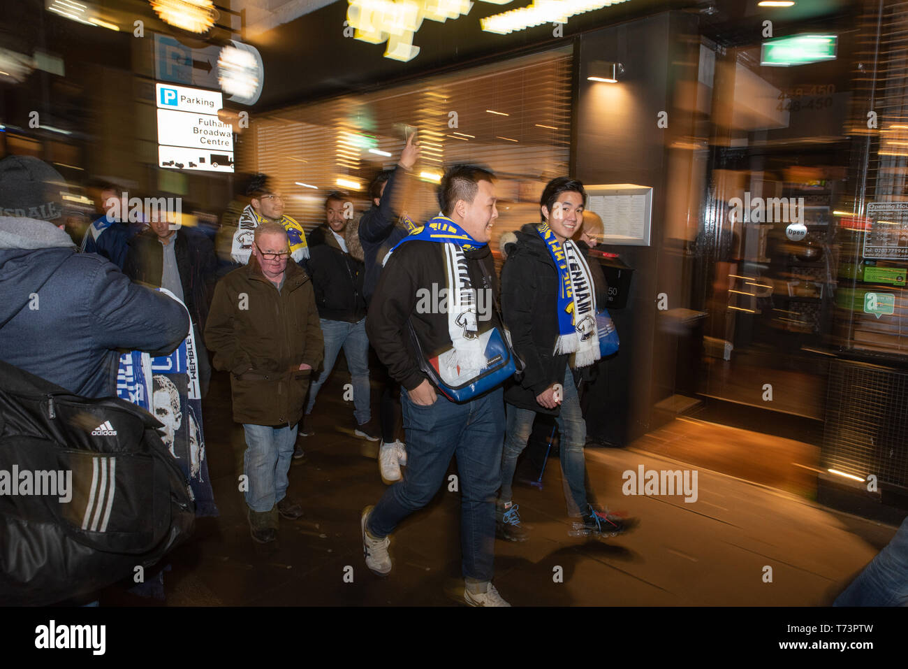 Sostenitori asiatici di arrivare ad una partita tra Chelsea e Tottenham Hotspur. 24 janvier 2019 Foto Stock
