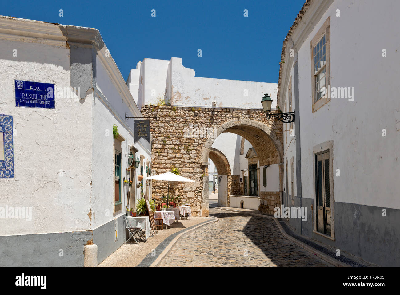 Faro, una scena di strada nella città vecchia, Algarve, PORTOGALLO Foto Stock