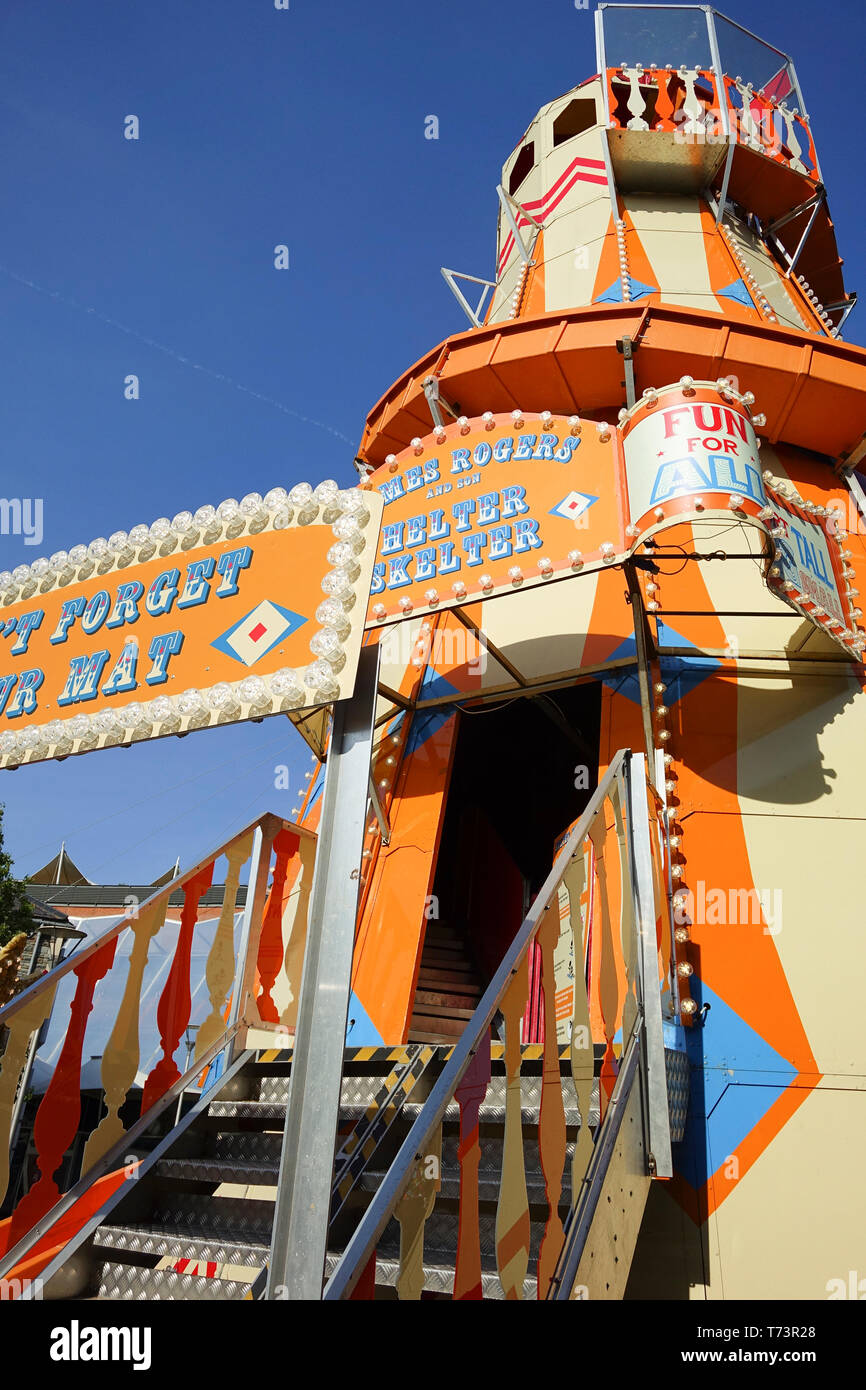 Tradizionale Helter Skelter fairground ride piazza di ancoraggio Bristol Foto Stock
