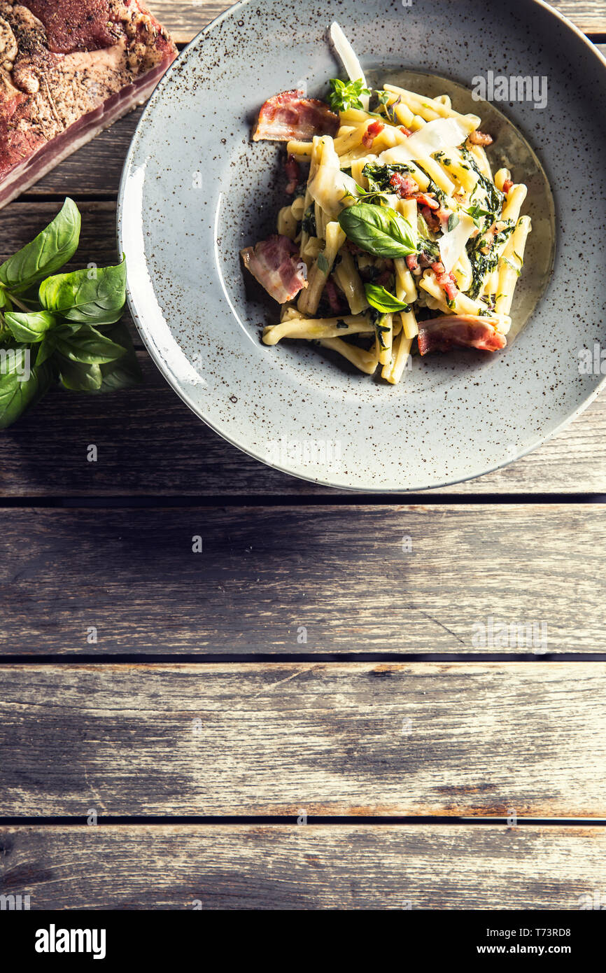 Pasta casarecce con pancetta pancetta parmigiano e basilico erbe. Italiano o cucina mediterranea. Foto Stock