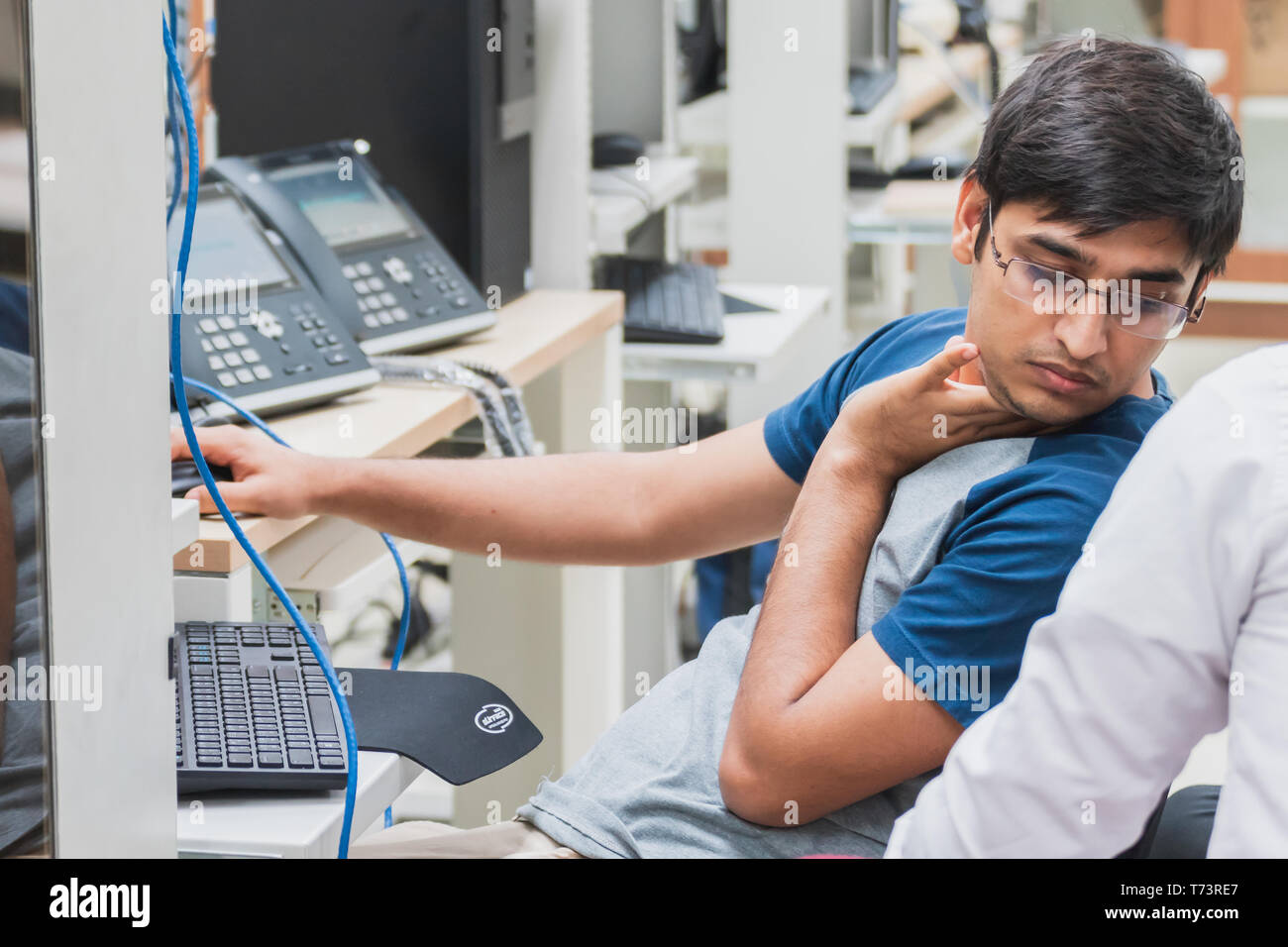 Gruppo di Indiana University computer agli studenti di ingegneria di lavoro e di discutere insieme per risolvere i problemi di assegnazione di telecomunicazione circa con VOIP Foto Stock