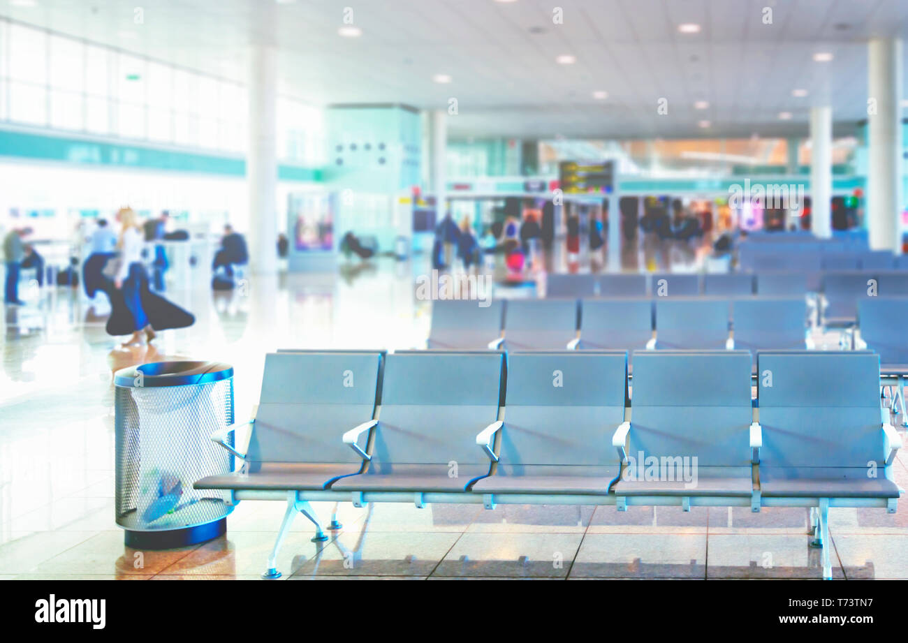 Fila di sedie vuote nella sala partenze dell'aeroporto internazionale. Concetto di viaggio Foto Stock