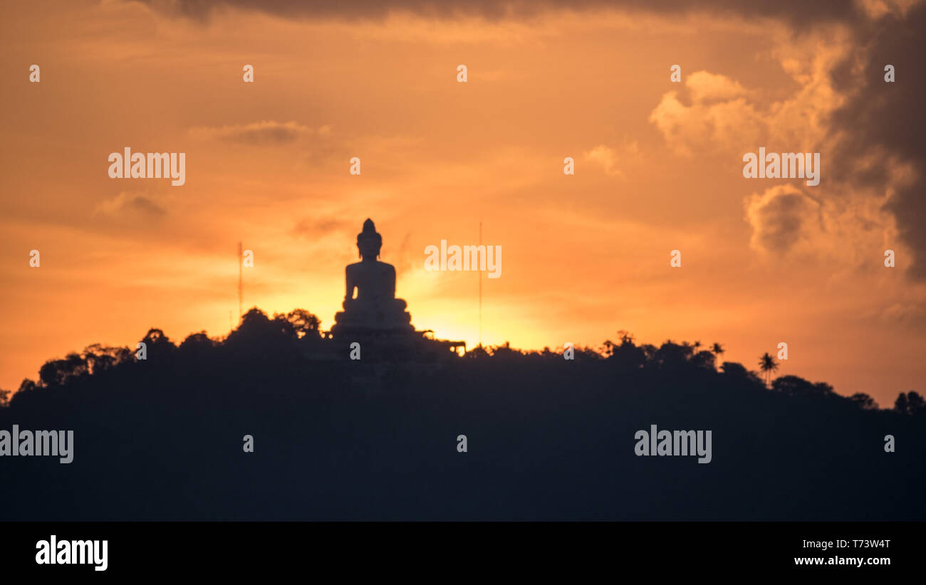 Silhouette di Big Buddha durante il tramonto sulla montagna, Phuket - Tailandia Foto Stock