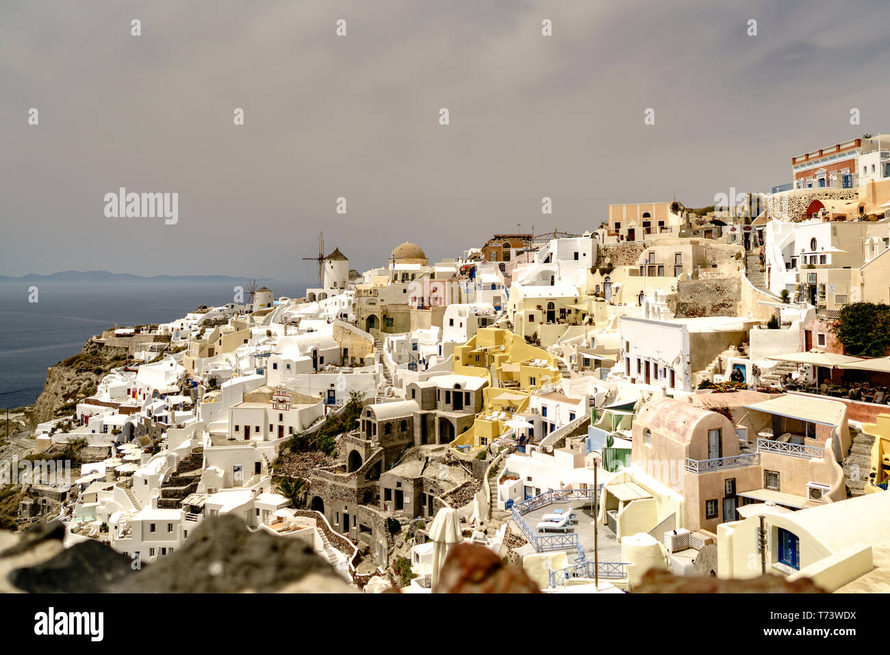 Vista sulla famosa città greca sulla scogliera di Oía, Santorini, Cicladi, Grecia Foto Stock