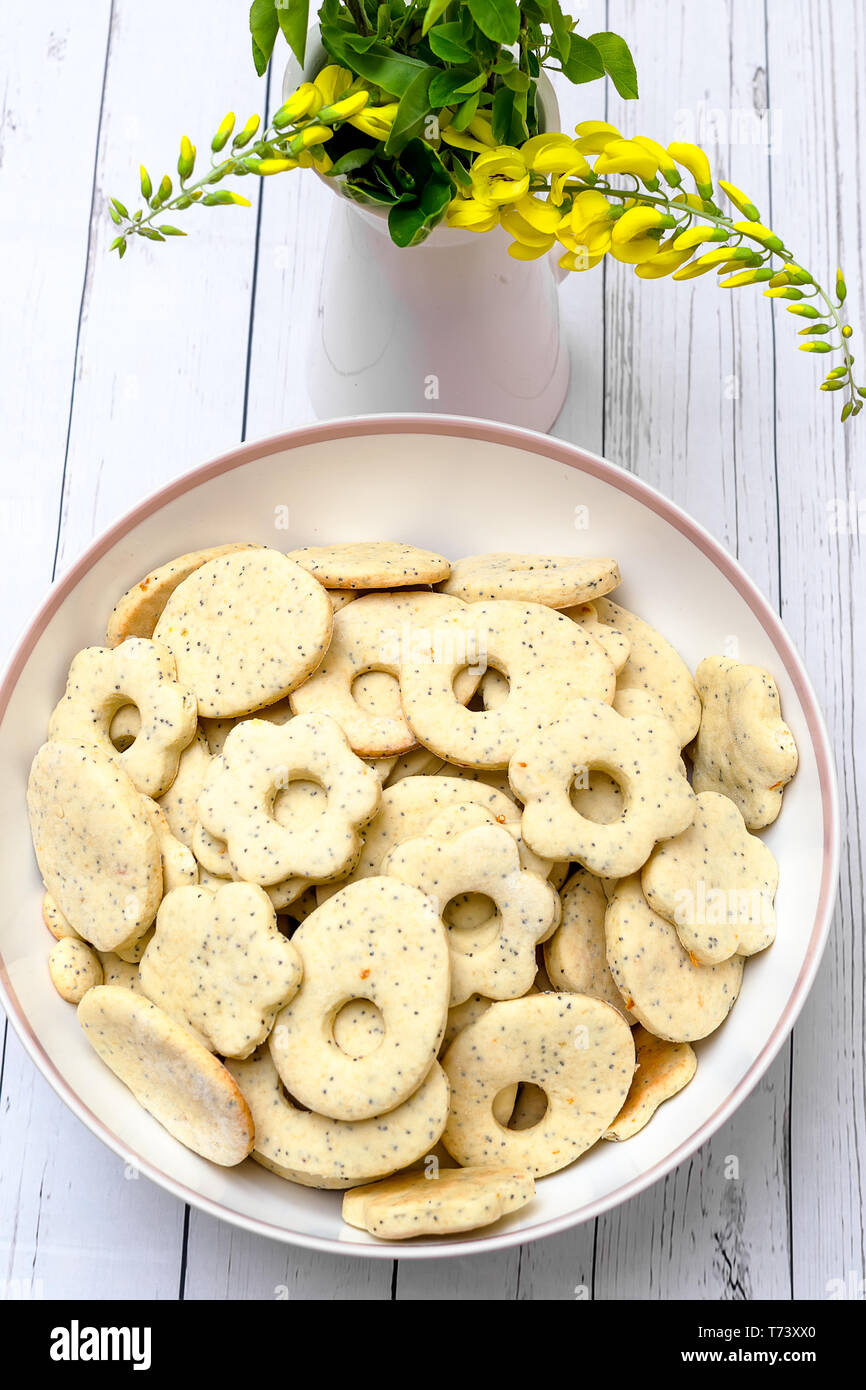 Biscotti di pasqua come uova con crema di agrumi su bianco tavolo in legno Foto Stock