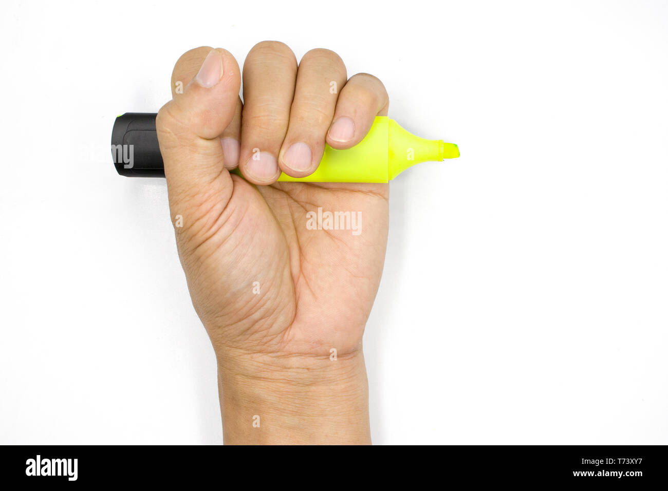 Un maschio di mano che tiene la penna marker, evidenziatore man mano isolati su sfondo bianco ad alta risoluzione galleria dell'immagine. Foto Stock