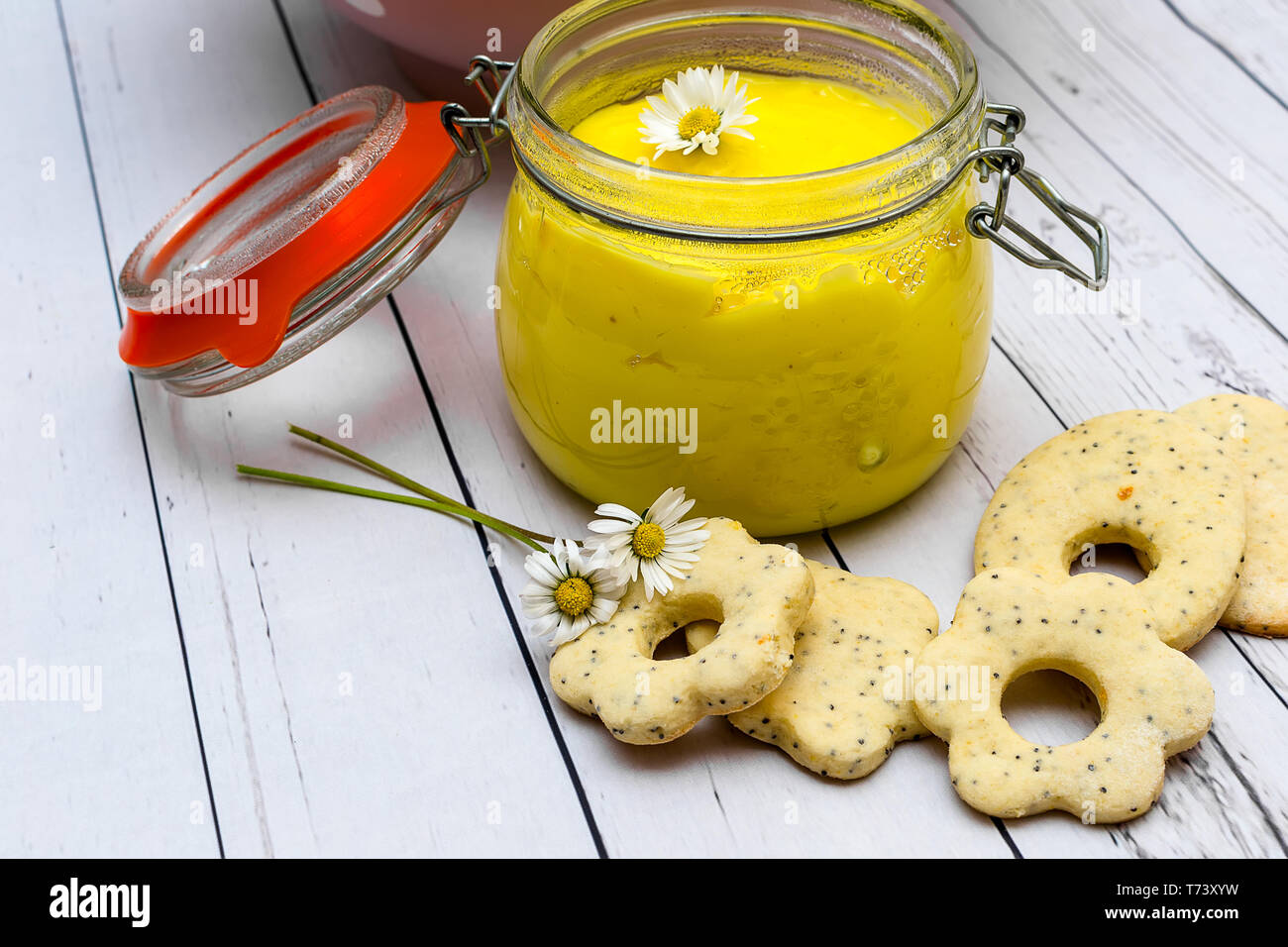 Biscotti di pasqua come uova con crema di agrumi su bianco tavolo in legno Foto Stock