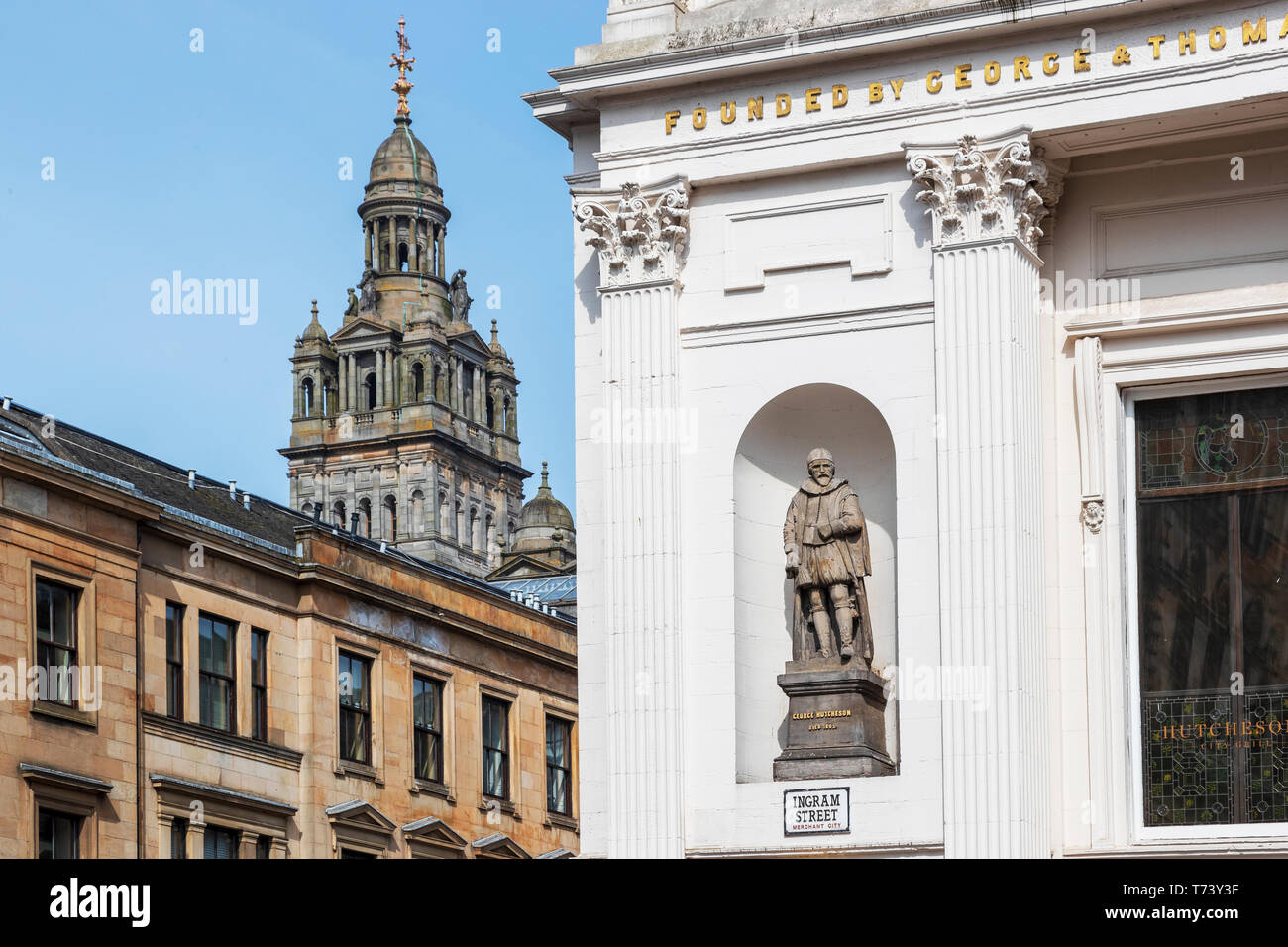 Statua di George Hutchison, incassato nel muro di un edificio che ha commissionato come un ospedale nel XVII secolo, Ingram Street, Glasgow Foto Stock