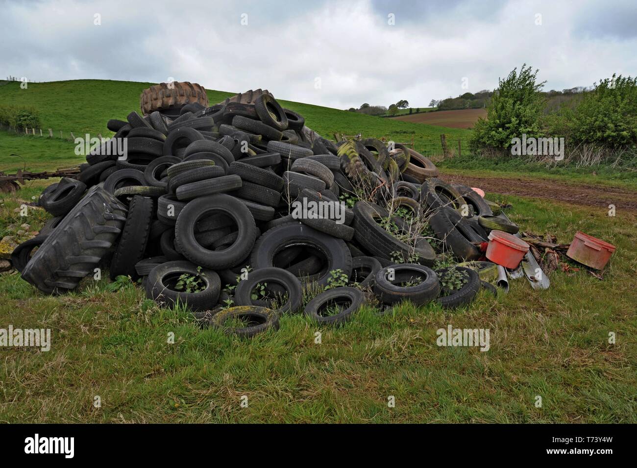 Una pila di vecchi e consunti pneumatici su una fattoria in rural Herefordshire Foto Stock
