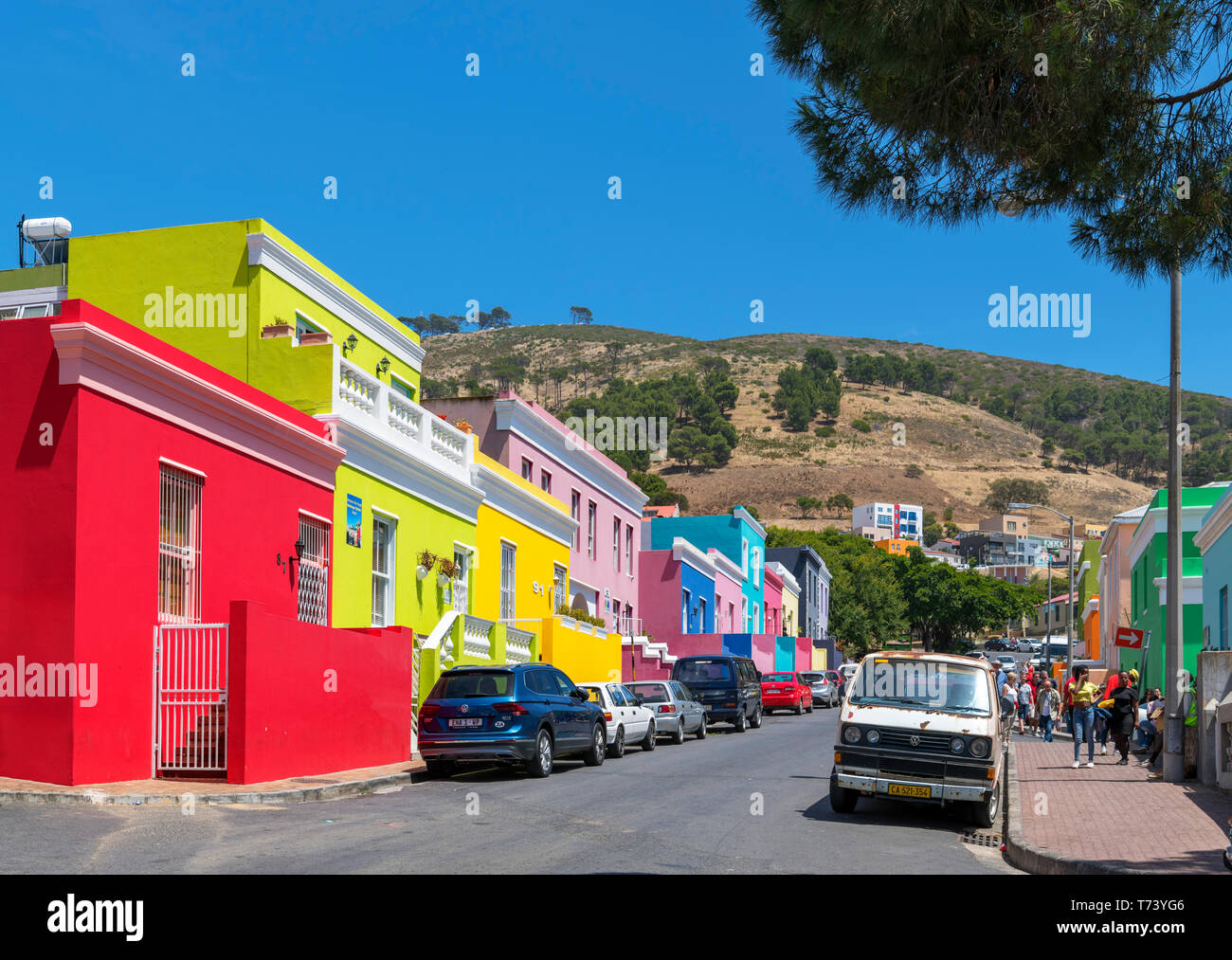 Eredità di colorate case su Wale Street con il segnale collina alle spalle, Bo-Kaap distretto, Cape Town, Western Cape, Sud Africa Foto Stock