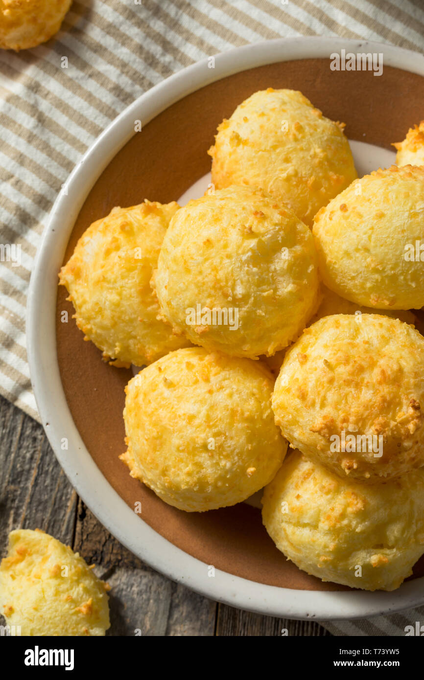 In casa il brasiliano Pao De Queijo pane di formaggio Foto Stock