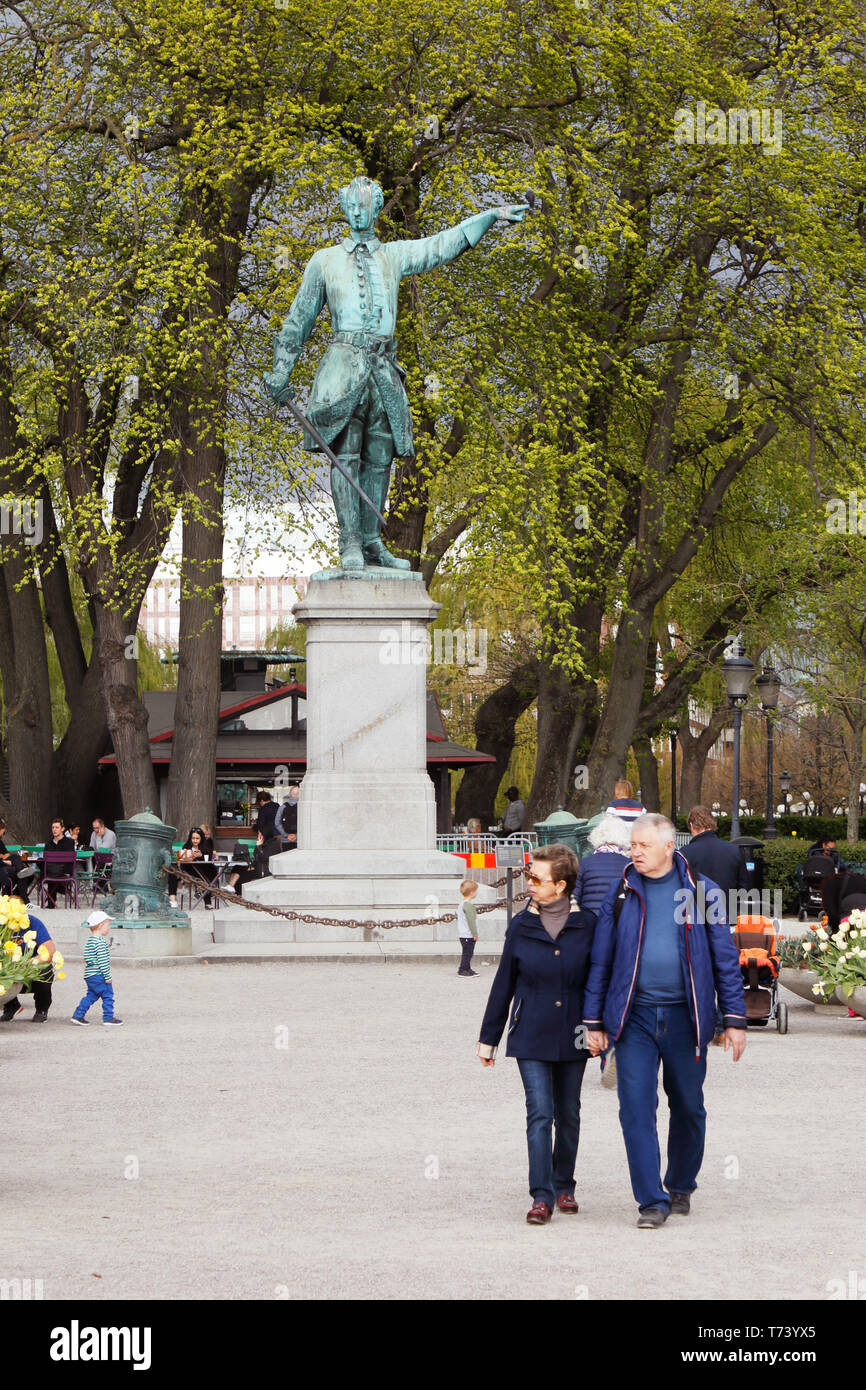 Stoccolma, Svezia - 30 Aprile 2019: la statua del kin svedese Carlo XII si trova a Karl XII piazza nel parco Kungstradgarden. Foto Stock