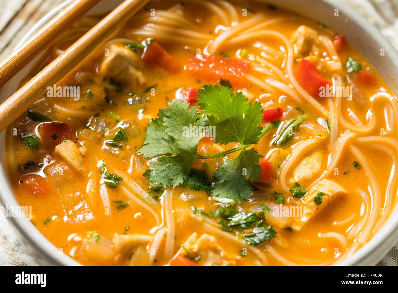 In casa di pollo tailandese Curry cocco Pho con il coriandolo Foto Stock