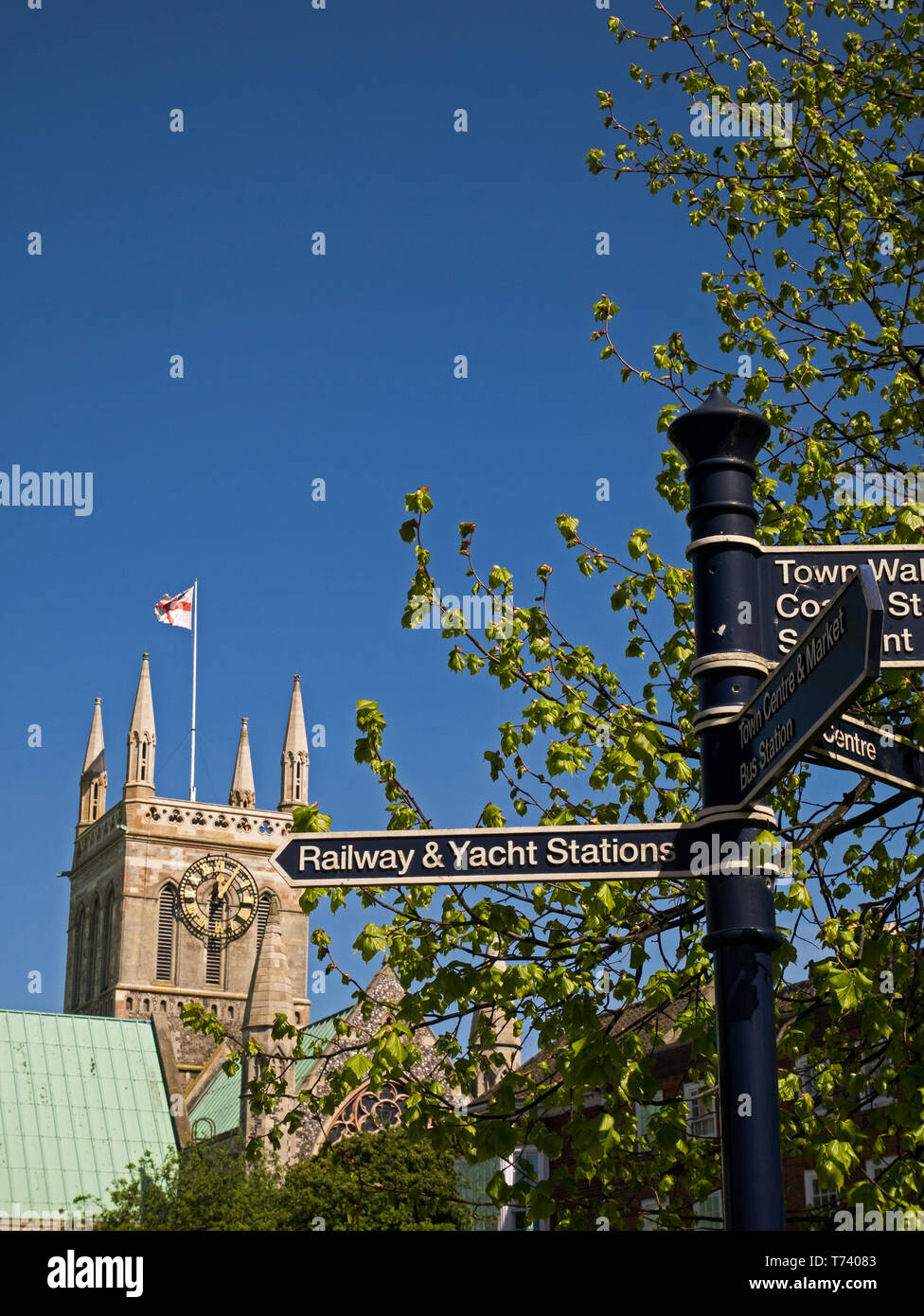 La torre di Great Yarmouth's Minster con direzione dito Post, Great Yarmouth, Norfolk, Inghilterra, Regno Unito Foto Stock