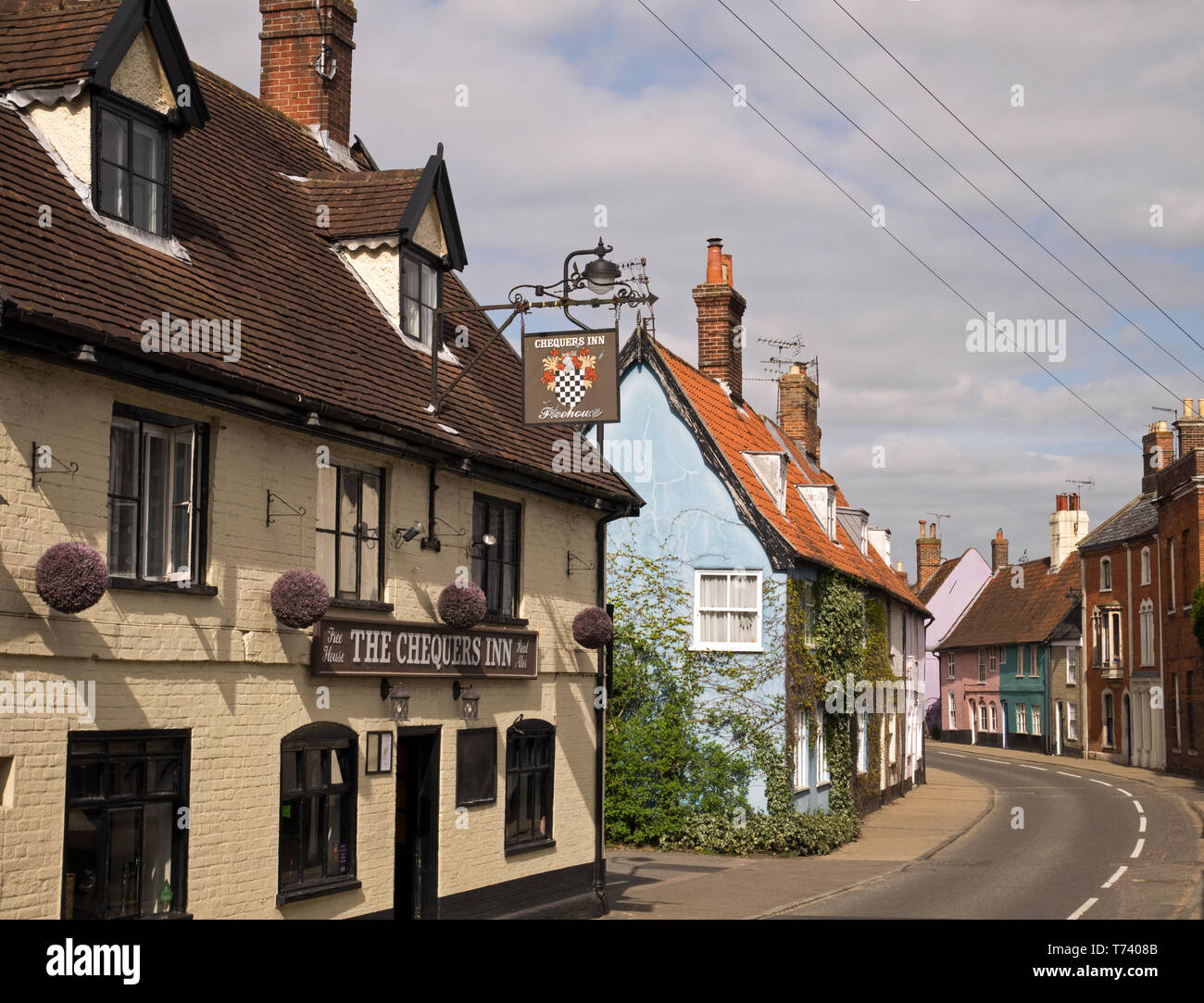 Coloratissimo mix di vecchio attraente architettura Suffolk, nel mercato comune di Bungay, Suffolk, Inghilterra, Regno Unito Foto Stock