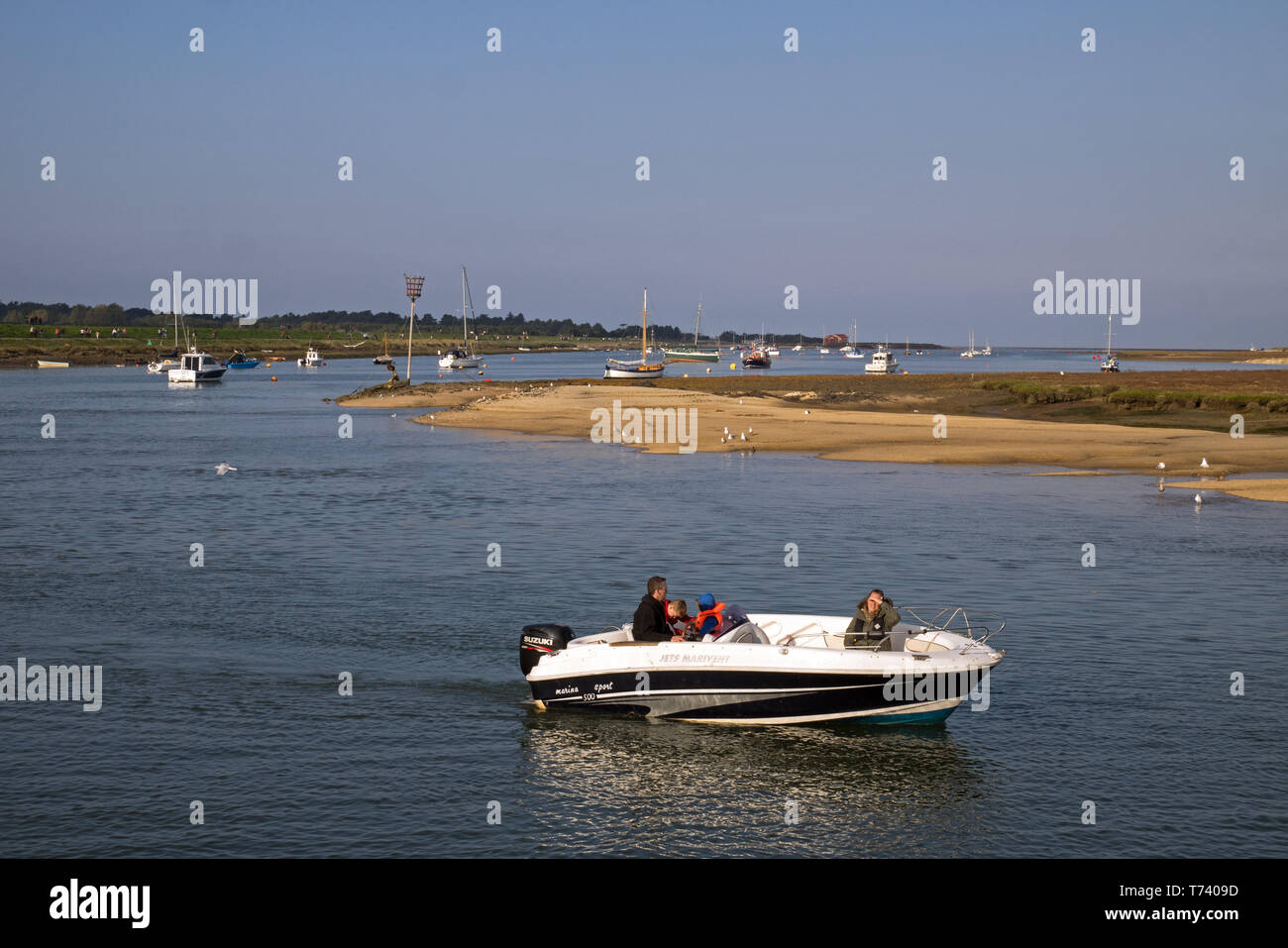 Il cigolio con esso le barche che portano nella città portuale di pozzetti-next-il-mare in North Norfolk, Inghilterra, Regno Unito Foto Stock