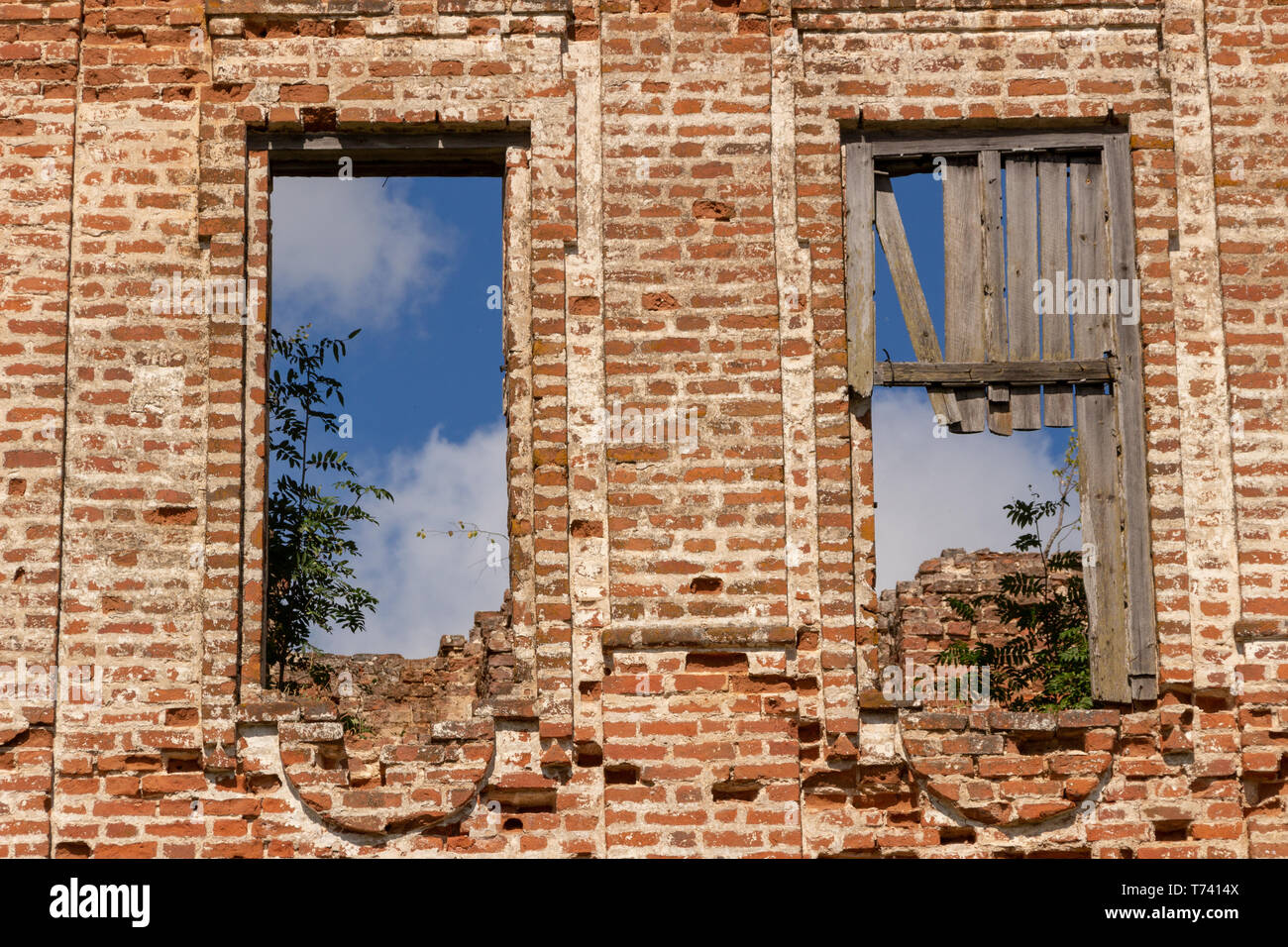 Le pareti del russo distrutta chiesa di mattoni rossi Foto Stock