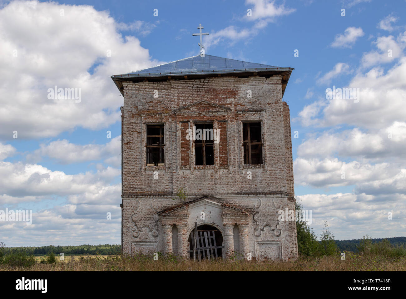 Le pareti del russo distrutta chiesa di mattoni rossi Foto Stock