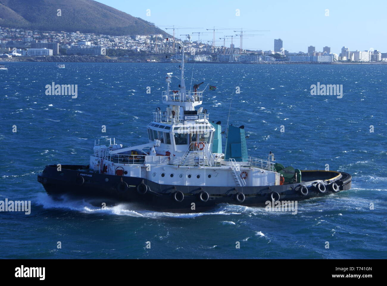 Rimorchiatore Pinotage nel porto esterno, il Porto di Cape Town. Sud Africa. Foto Stock
