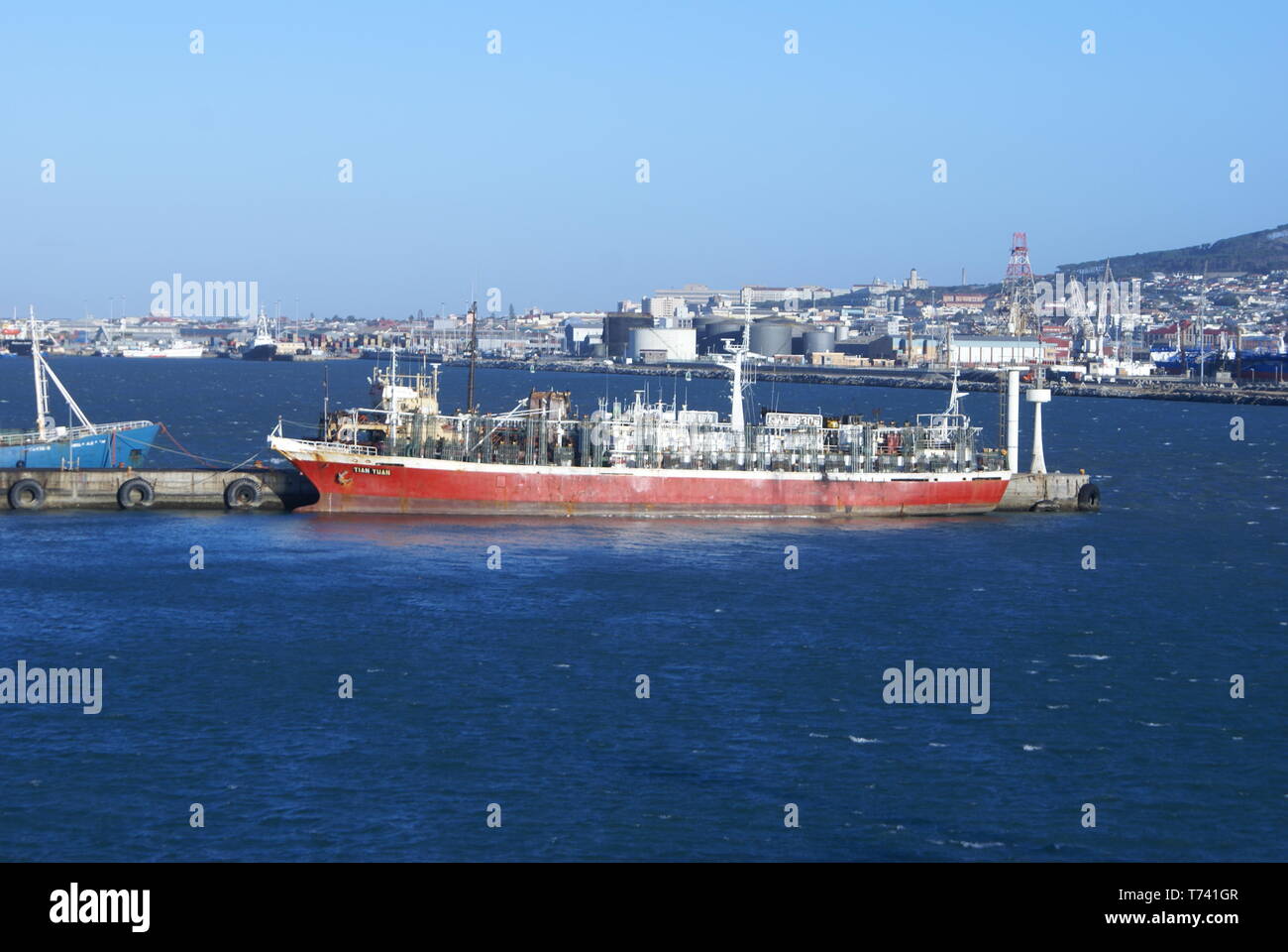 Barca da pesca in banchina 703, Cape Town port. Sud Africa. Foto Stock