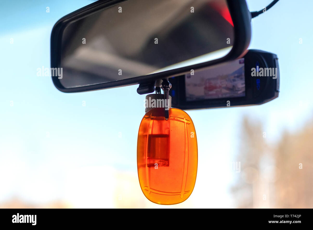 Auto video registratore installato sul vetro anteriore, chiudere fino foto Foto Stock