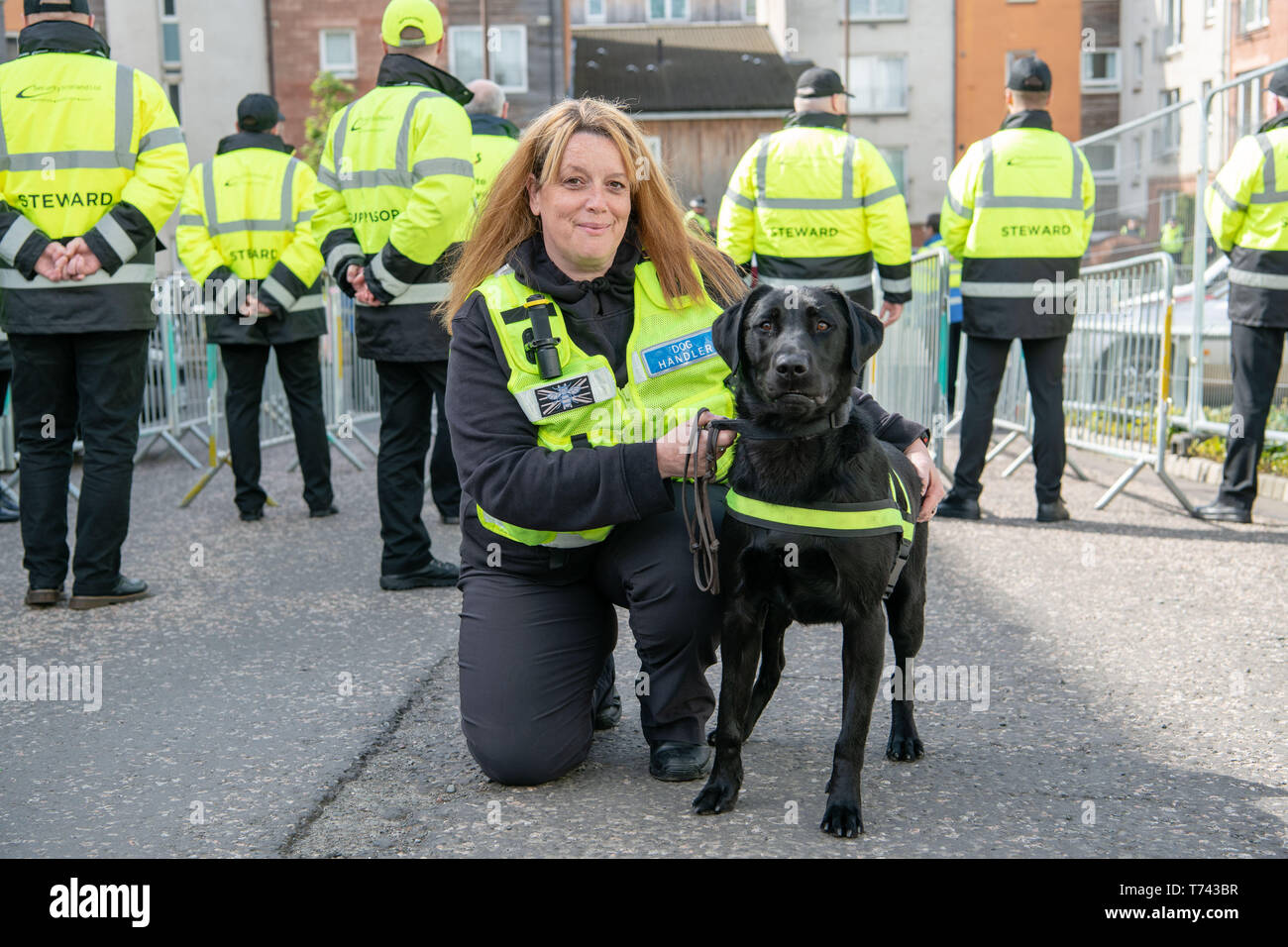 Hibs vs cuori, Easter Road Stadium, polizia, G4S sala di controllo per la sicurezza funzione, ventole, Barney lo sniffer dog Foto Stock