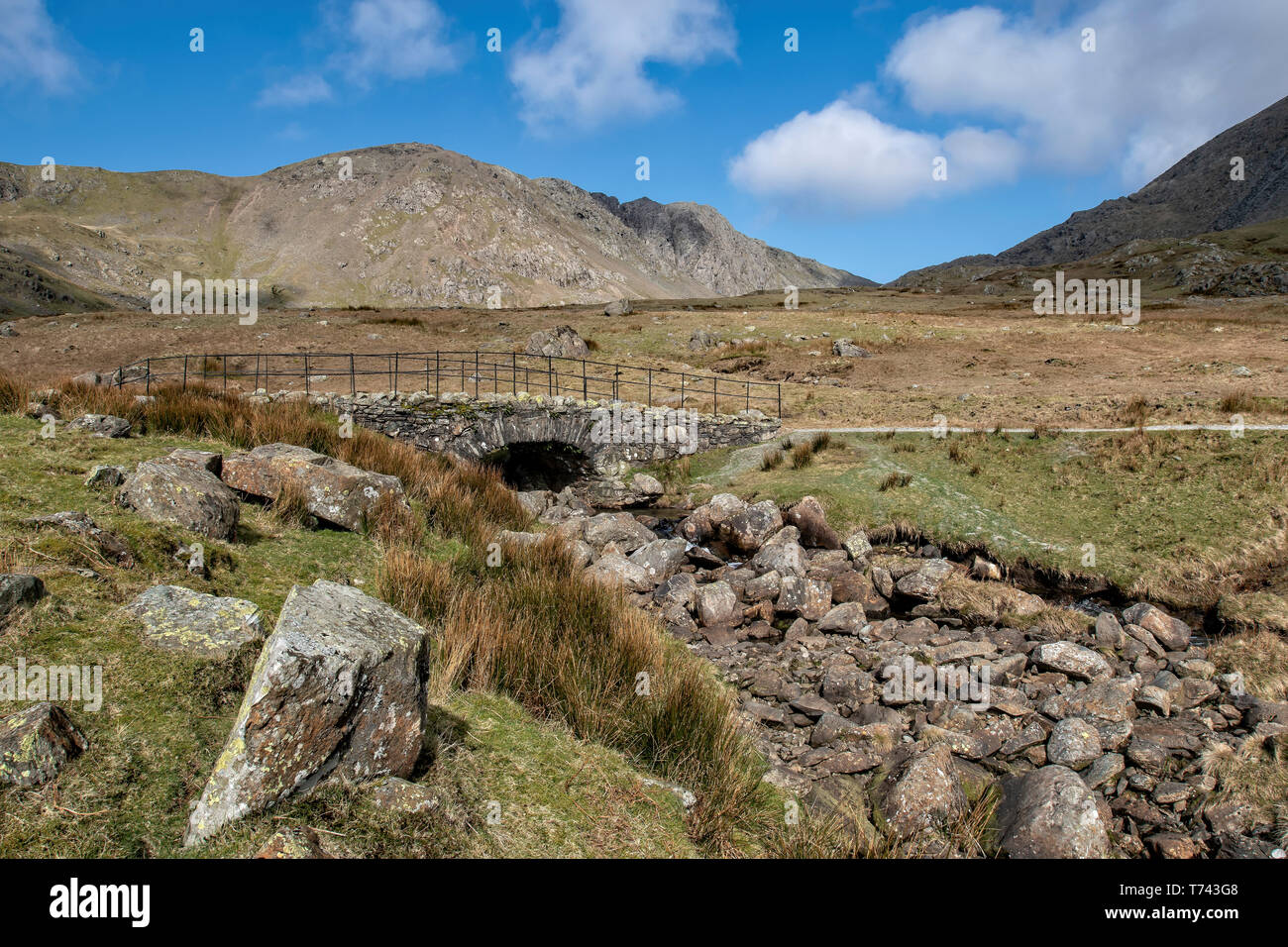 Torver ponte Torver Beck sulla cicatrice Walna Road con Dow Crag dietro Foto Stock