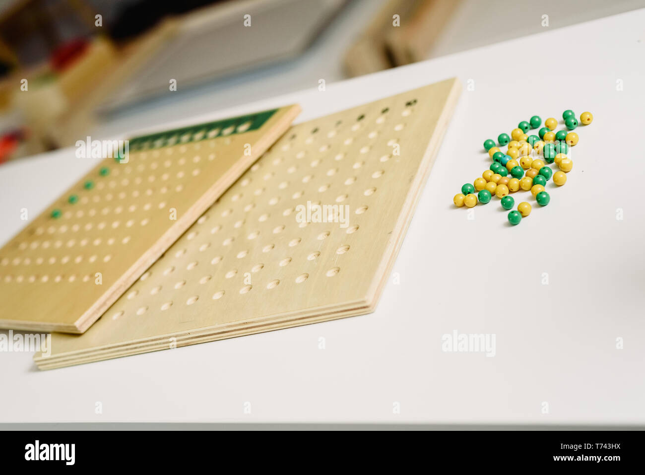 Tavola di legno per imparare a contare i numeri ed eseguire operazioni matematiche. Foto Stock