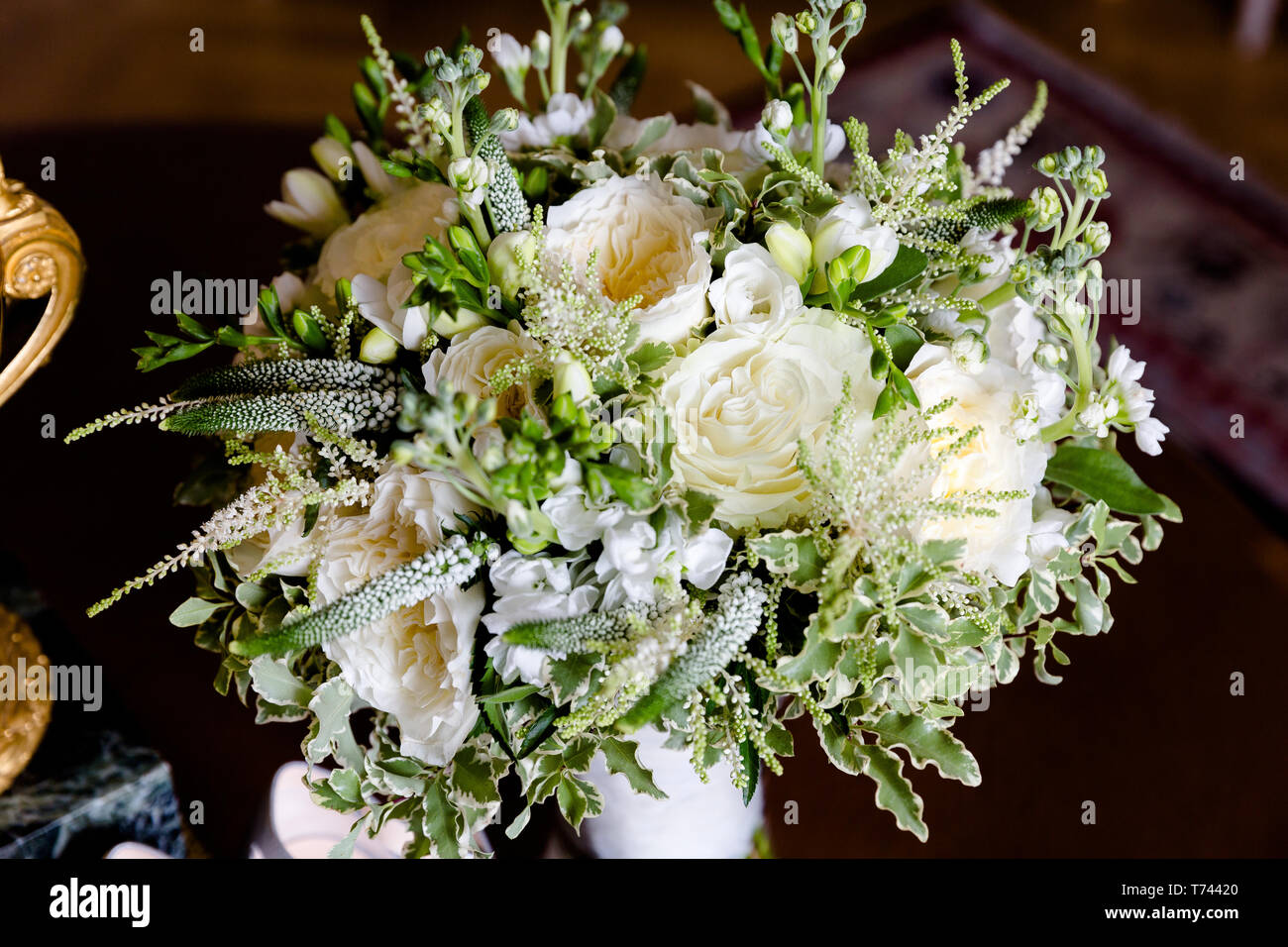 Crema di rose in combinazione con snow-white fresia in un mazzo di nozze Foto Stock