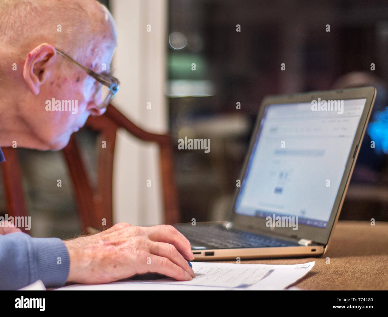 93 anni silver surfer dei problemi a usare il suo computer per controllare le sue finanze online,molto impegnativo per le persone anziane. Foto Stock