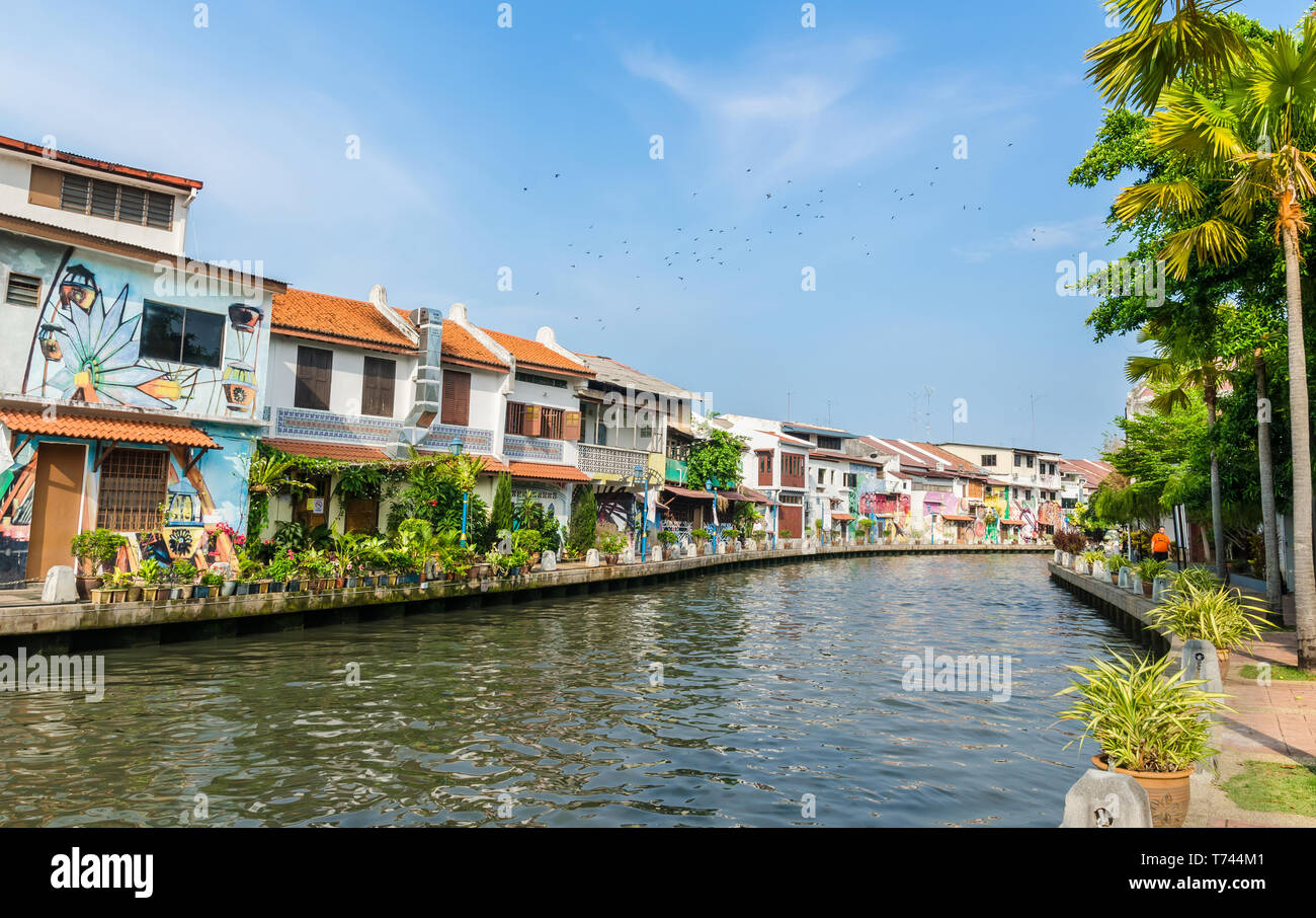 Malacca, Malesia - 21 Aprile 2019: Riverside paesaggio lungo la Malesia Malacca River, è stato elencato come patrimonio mondiale dell UNESCO dal 7/7/20 Foto Stock