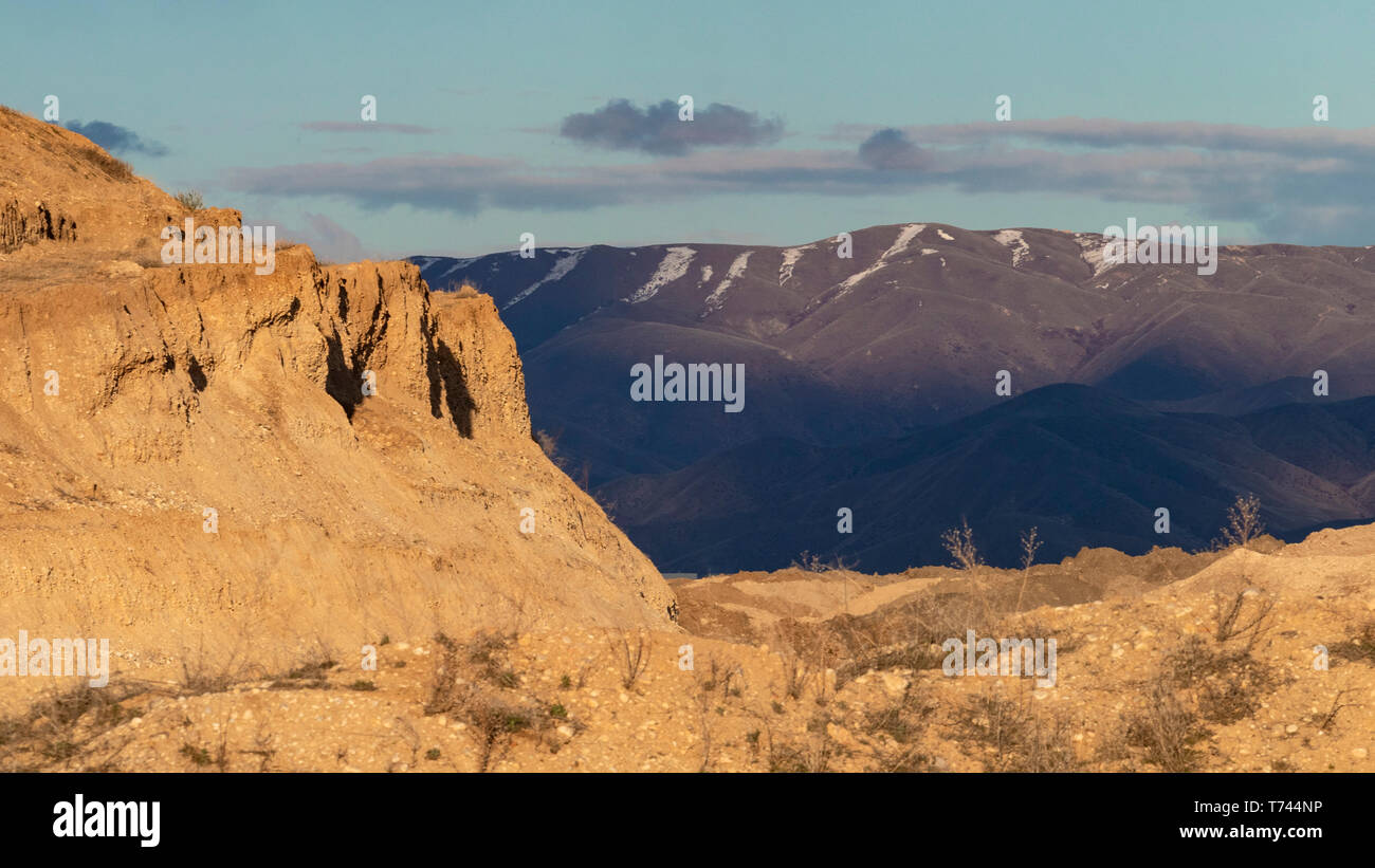 Il cielo aperto vista delle colline, montagne e sabbia/ghiaia cava Foto Stock