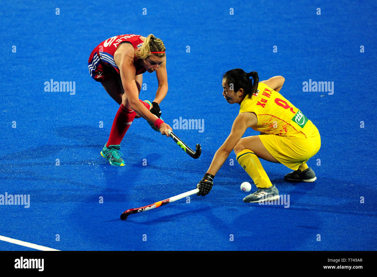 Gran Bretagna Lily Owsley (sinistra) e della Cina di Xu Wenyu battaglia per la sfera durante il connettore FIH Pro League a Lee Valley Hockey e Tennis Centre di Londra. Foto Stock