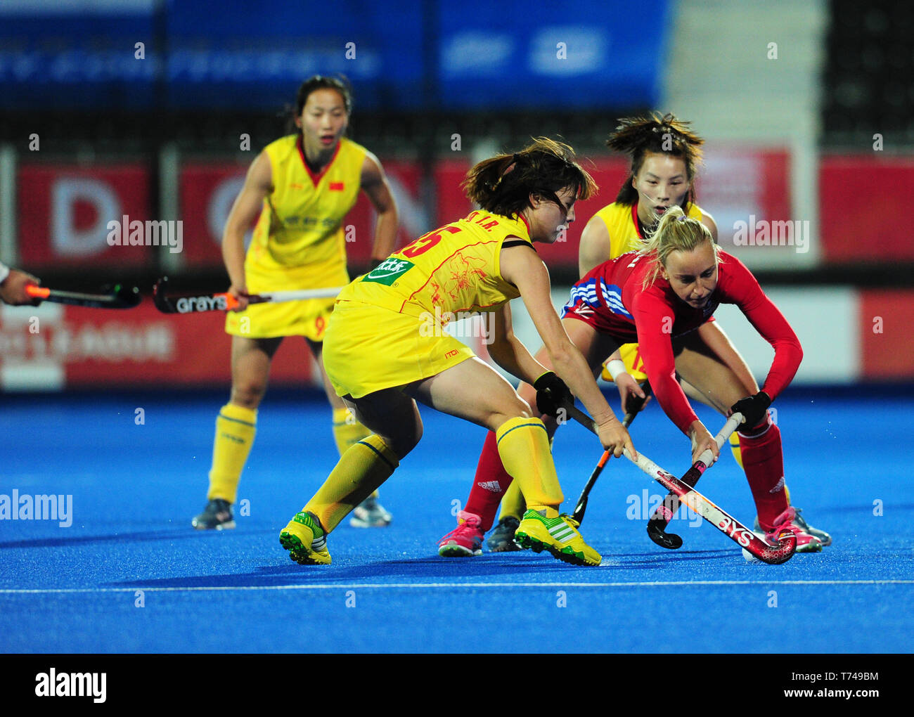 Gran Bretagna Hannah Martin e cinese Zhang Jinrong battaglia per la sfera durante il connettore FIH Pro League a Lee Valley Hockey e Tennis Centre di Londra. Foto Stock