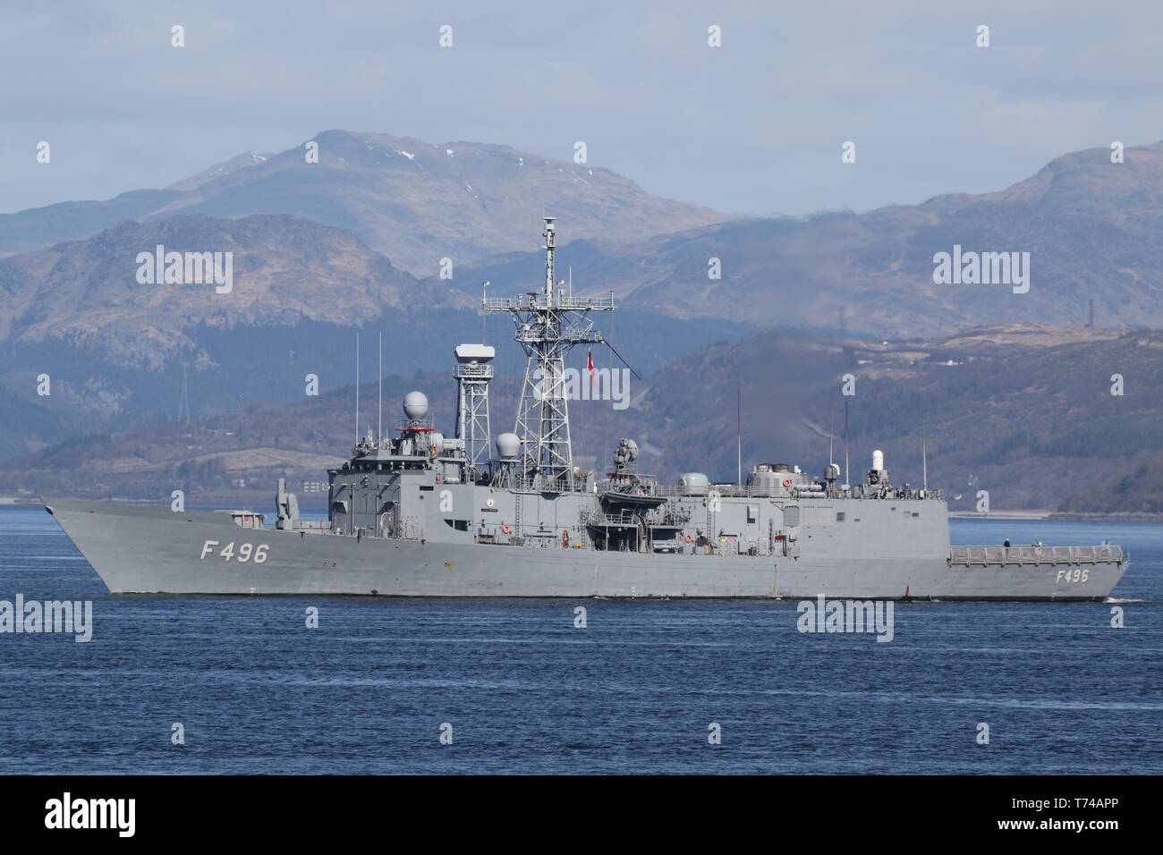 TCG Gökova (F496), un Gabya-classe (o G-classe) frigate azionato dalla Marina turca, passando Gourock all'inizio dell'esercizio comune della Warrior 19-1. Foto Stock