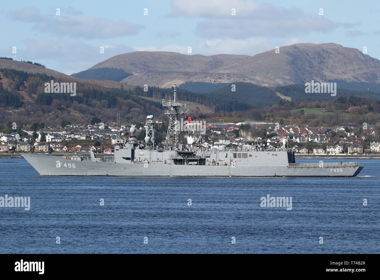 TCG Gökova (F496), un Gabya-classe (o G-classe) frigate azionato dalla Marina turca, passando Gourock all'inizio dell'esercizio comune della Warrior 19-1. Foto Stock