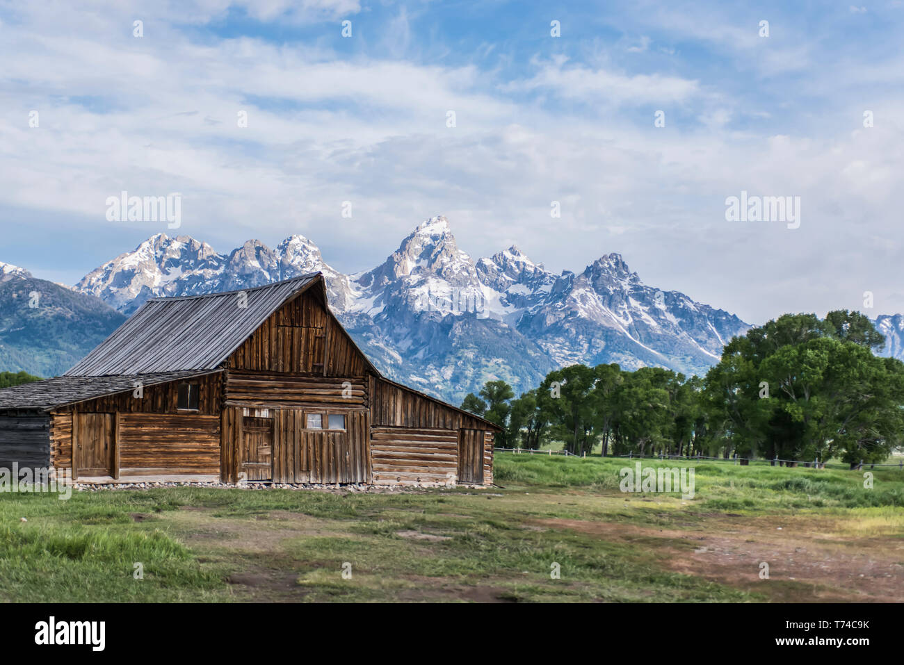 John Moulton Barn e le aspre vette del Teton Range, il Parco Nazionale del Grand Teton; Wyoming, Stati Uniti d'America Foto Stock